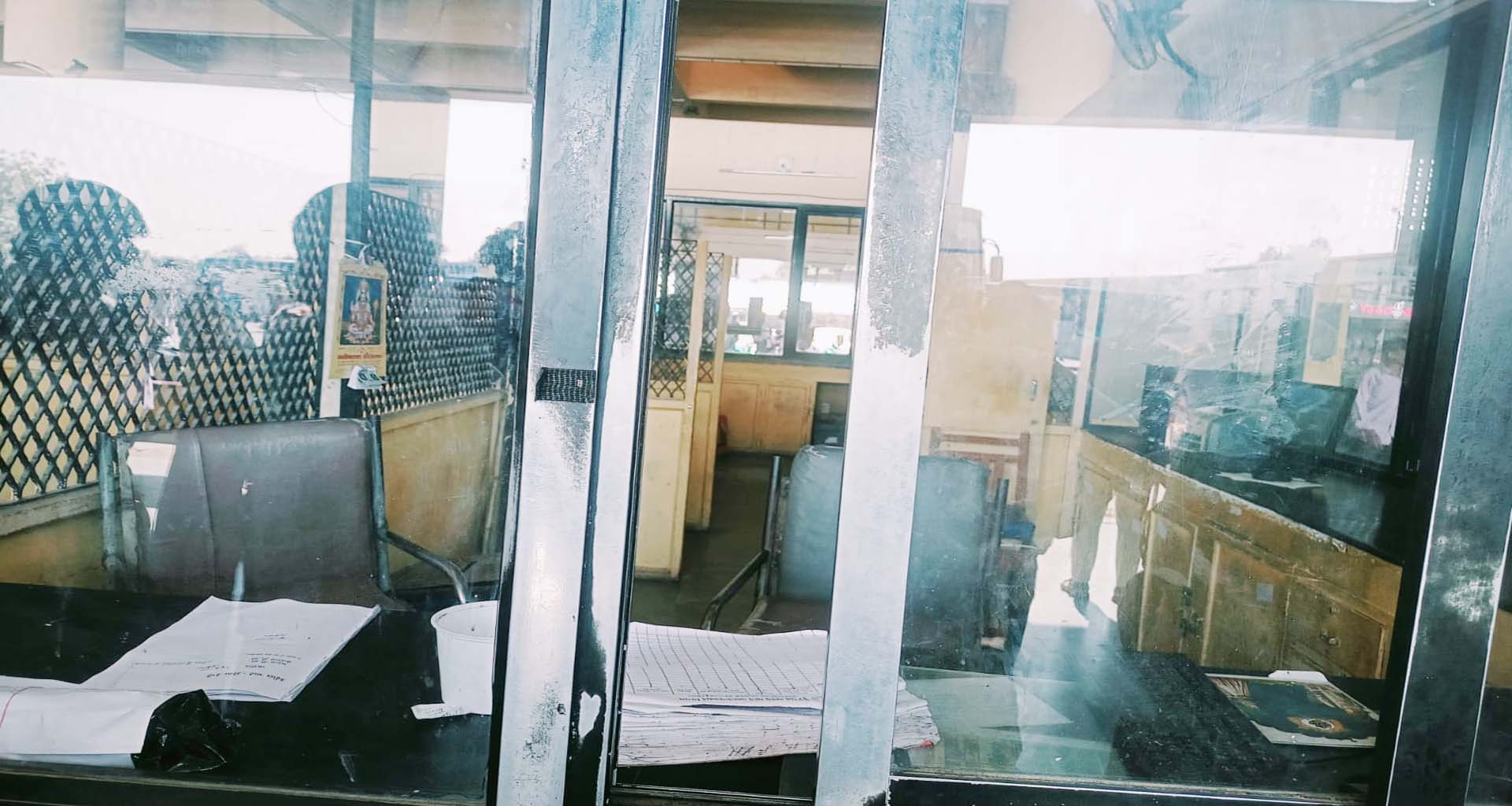 ડીસા એસટી ડેપો ઉપર પૂછપરછ બારી પર કર્મચારી ગેરહાજર રહેતા મુસાફરો અટવાયા