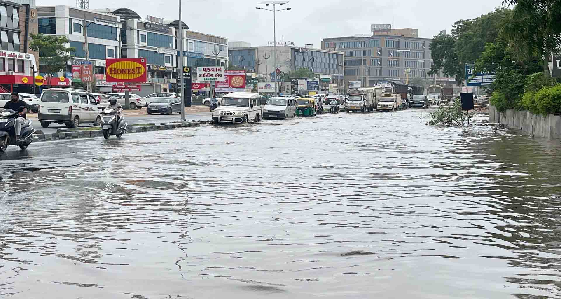 પાલનપુરના નેશનલ હાઇવે પર ભરાયેલ વરસાદી પાણી બીજા દિવસે પણ યથાવત