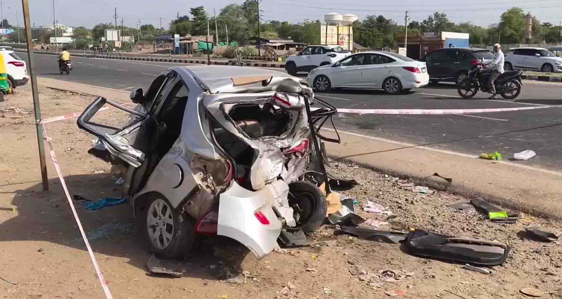 ડીસા નજીક સ્કોર્પિયો અને કાર વચ્ચે અકસ્માત,પોષડોડાનો જથ્થો અને હથિયાર ઝડપાયા