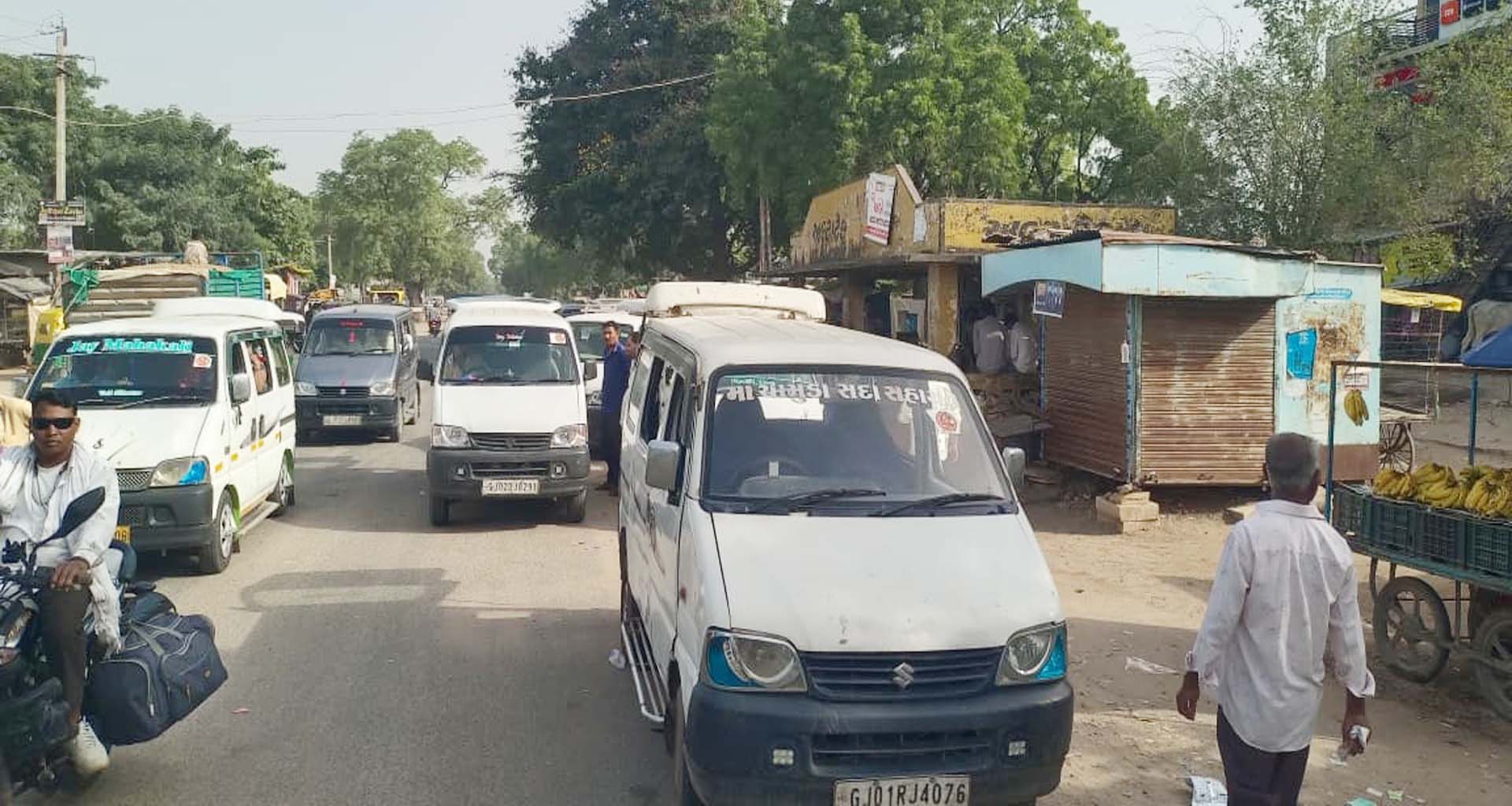 જુનાડીસા બસ સ્ટેન્ડ પાસે ટ્રાફિક જામતી લોકો ત્રાહિમામ