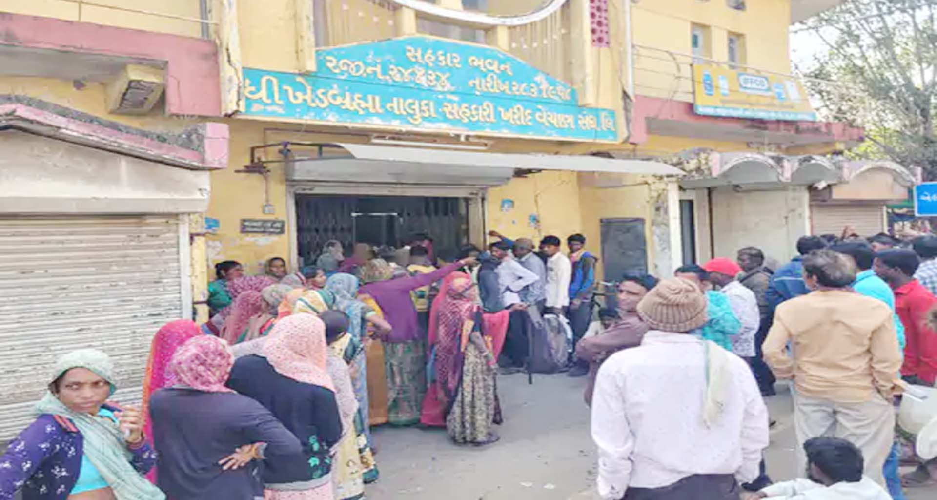 ખેડબ્રહ્મામાં યુરિયા ખાતરની તીવ્ર અછત : ઉત્પાદન ઘટવાની ભીતિ