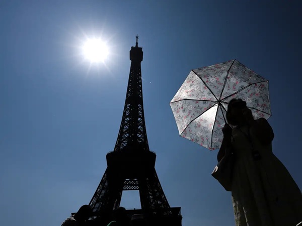 યુરોપમાં ગરમીના કારણે ટ્રેન સેવાઓ ખોરવાઈ, પેરિસમાં એફિલ ટાવરની ટોચ બંધ