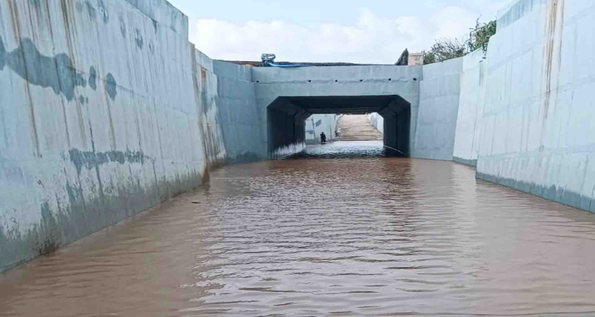 ભાભર -ખડોસણ વચ્ચે રેલ્વે ક્રોસિંગ અંડર ગ્રાઉન્ડ ગરનાળામાં પાણી ભરાઈ રહેતા ખેડૂતોને હાલાકી