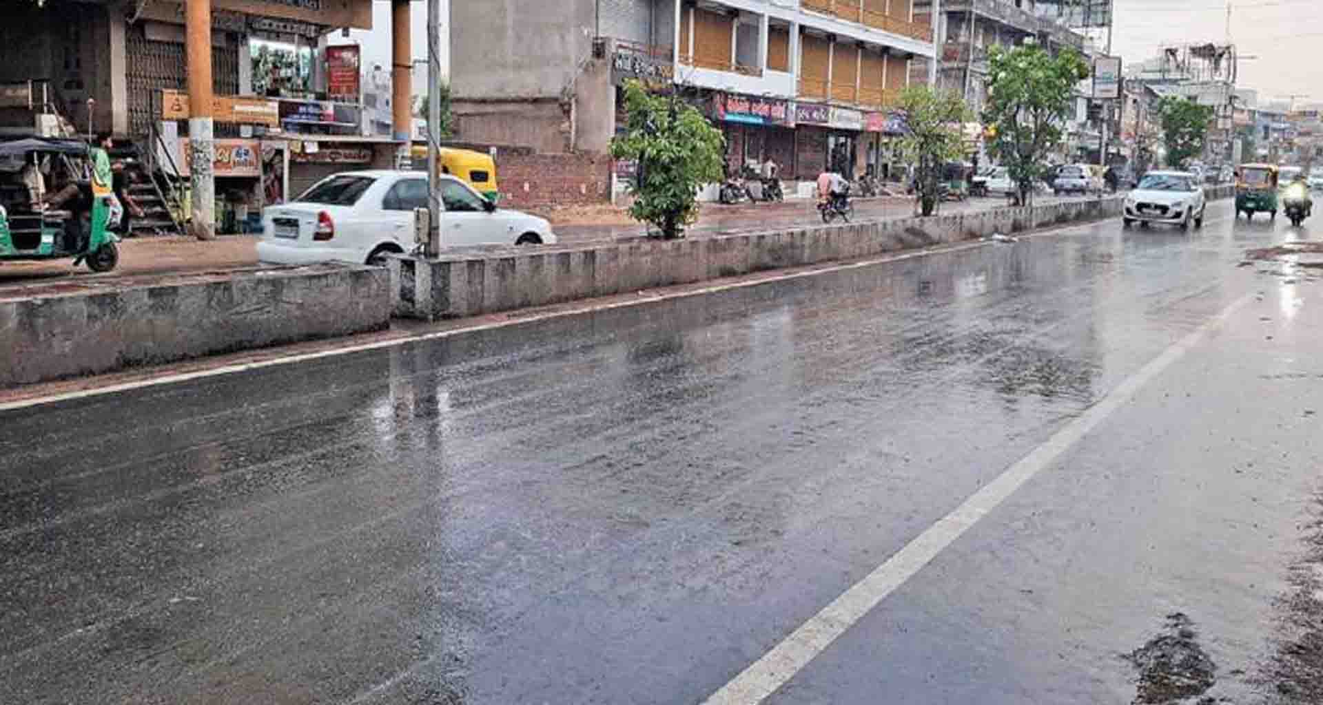 વરસાદી ઝાપટા; મહેસાણામાં ભારે ઉકળાટ અને બફરો વચ્ચે વરસાદી ઝાપટા