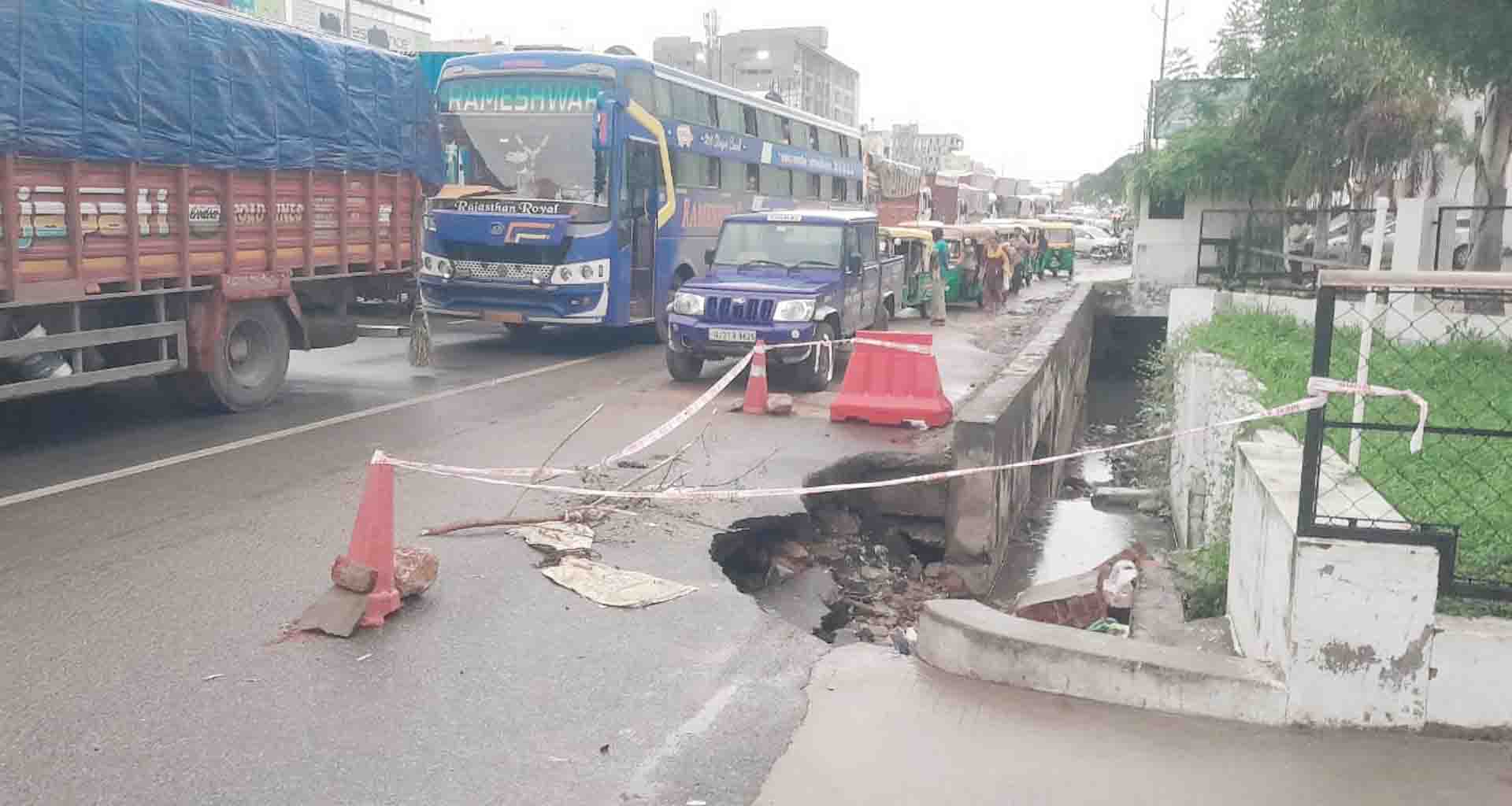 પાલનપુર કોલેજ રોડના સર્વિસ રોડ પર ઠેર-ઠેર ભુવા પડ્યા