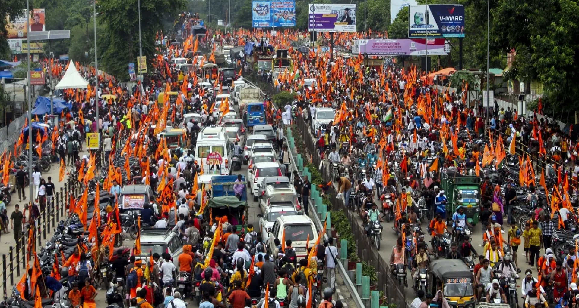 કાવડ યાત્રા જોવા આવેલા બે દલિત યુવાનોને ગુસ્સે ભરાયેલા ટોળાએ થાંભલા સાથે બાંધીને માર માર્યો