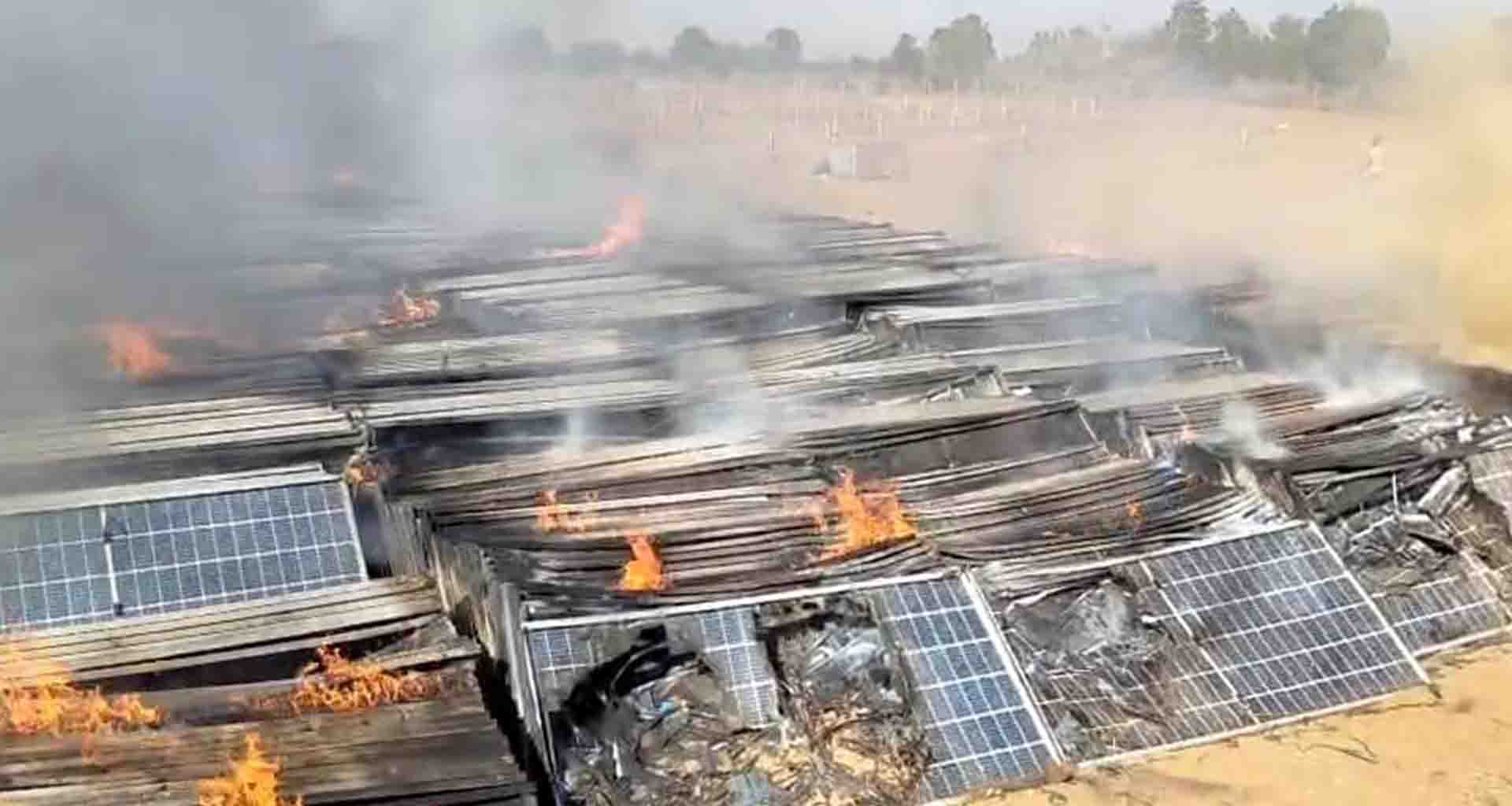 ધાનેરાના એડાલ ગામ નજીક સોલાર પ્લાન્ટમાં ભીષણ આગ, લાખોનું નુકસાન