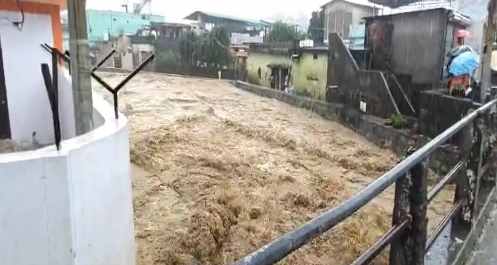 74 વર્ષ પછી દેહરાદૂનમાં આટલો ભારે વરસાદ, દુકાનો પાણીમાં તણાઈ