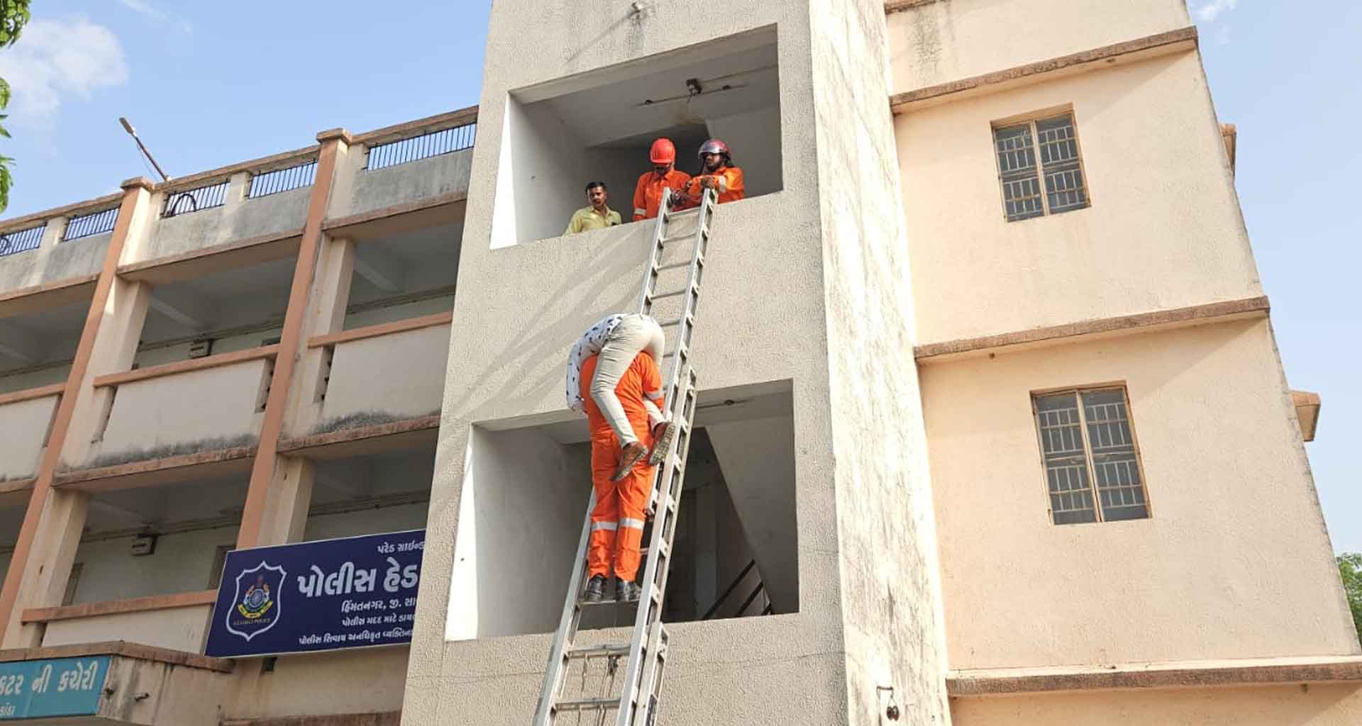 સાબરકાંઠામાં હિંમતનગર પોલીસ પરેડ ગ્રાઉન્ડ ખાતે સિવિલ ડિફેન્સ મોકડ્રીલ યોજાઇ