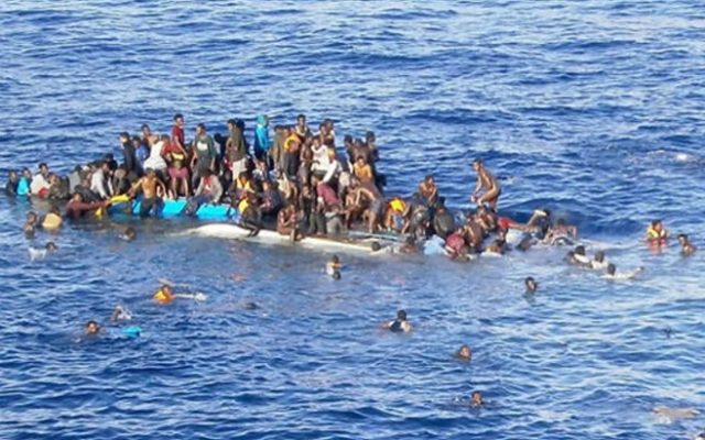 ઇટાલીના દરિયાકાંઠે ૧૦૦ સ્થળાંતર કરનારાઓને લઈ જતી હોડી પલટી જતાં ઓછામાં ઓછા ૨૦ લોકોના મોત, ડઝનેક ગુમ