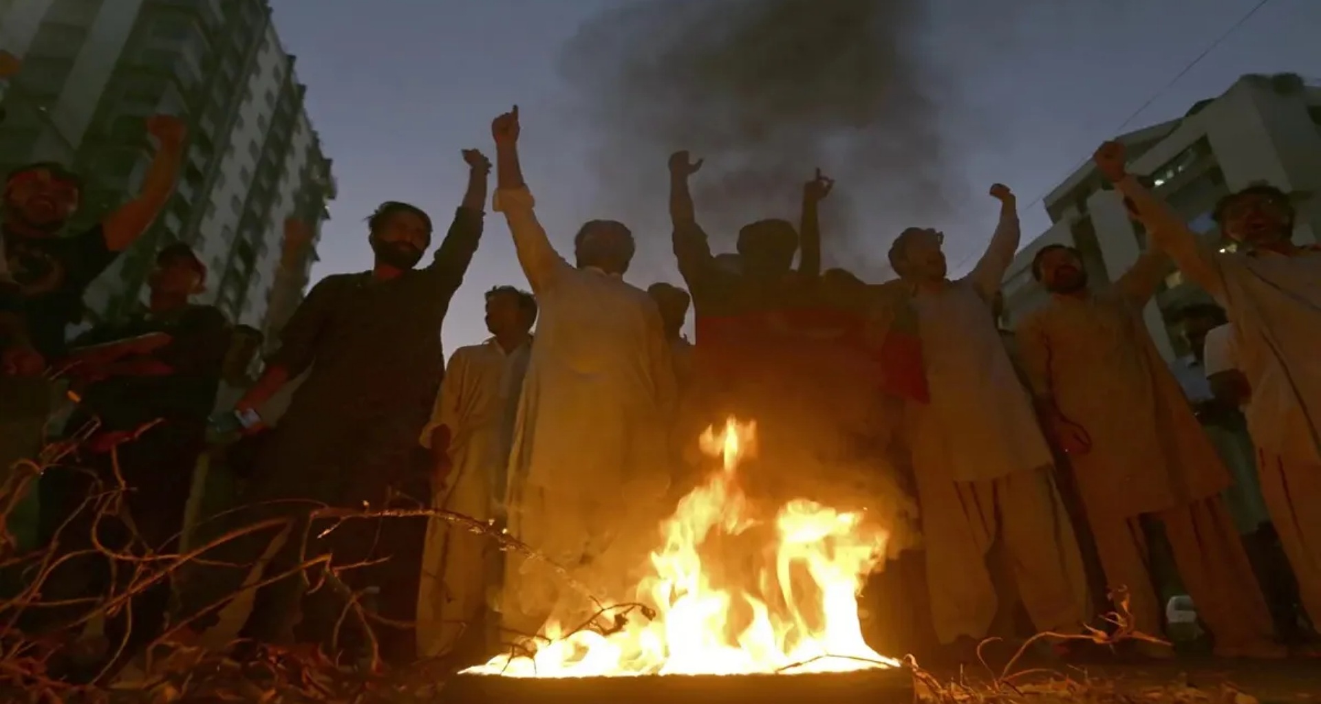 પાકિસ્તાનમાં સ્વતંત્રતાની ઉજવણી દરમિયાન અંધાધૂંધ ગોળીબાર, 3 લોકોના મોત અને 60 થી વધુ ઘાયલ