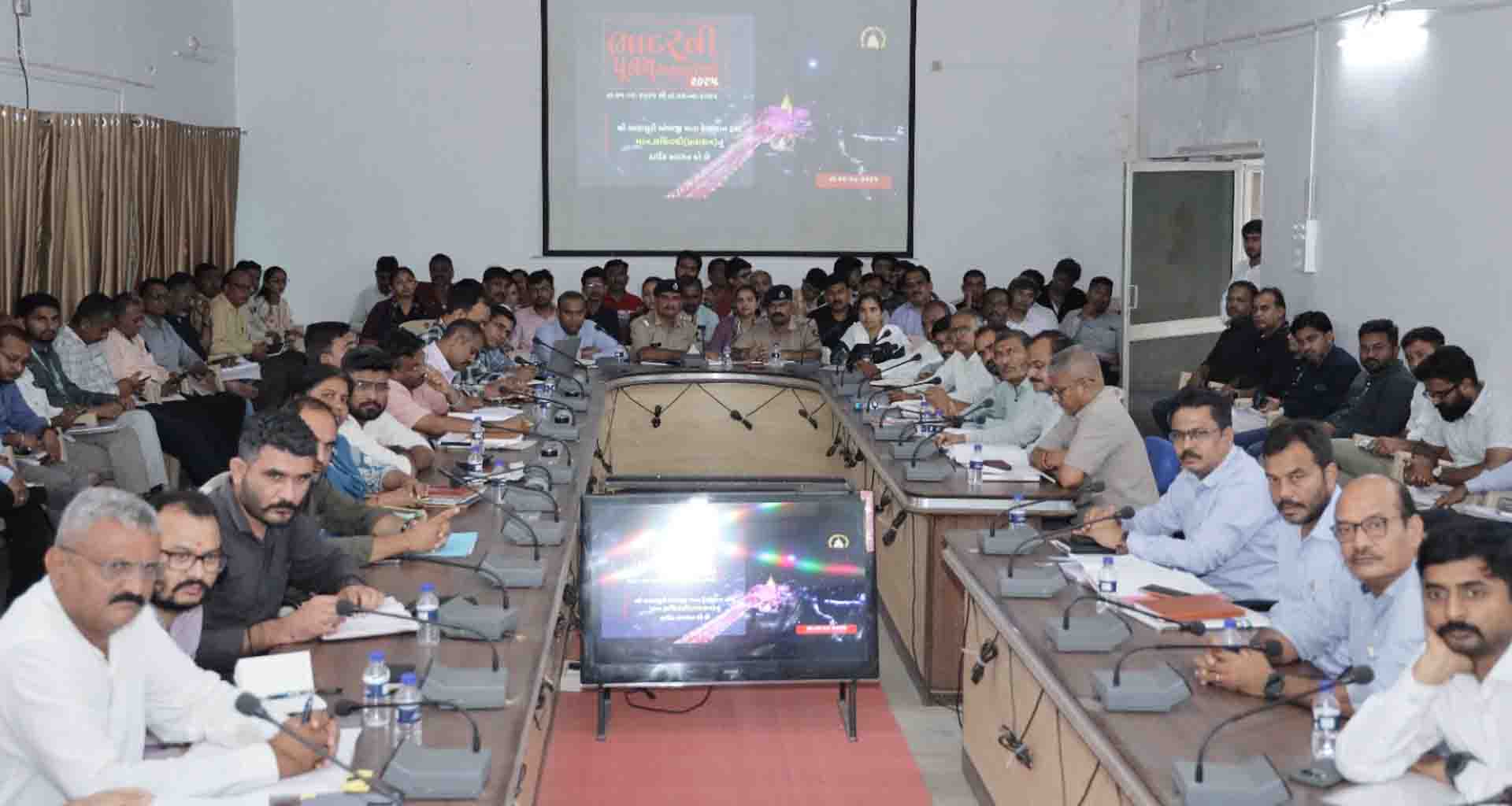 અંબાજી ખાતે ભાદરવી મહામેળાના સુચારુ આયોજનને લઈને સચિવ રાજેન્દ્ર કુમારના અધ્યક્ષસ્થાને બેઠક યોજાઈ