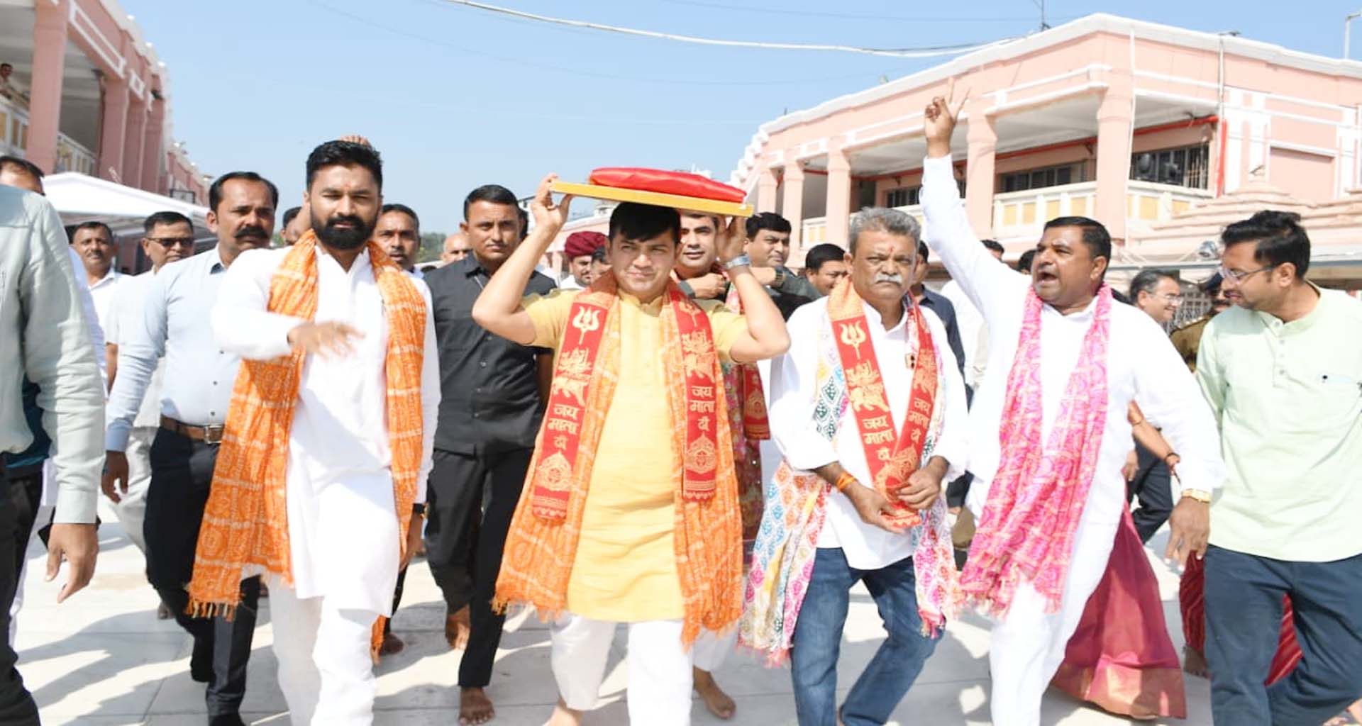 ગુજરાત સરકારમાં પ્રવીણ માળી મંત્રી બન્યા બાદ અંબાજી પહોંચ્યા : મંત્રીની ગોળ વડે તુલા કરાઈ