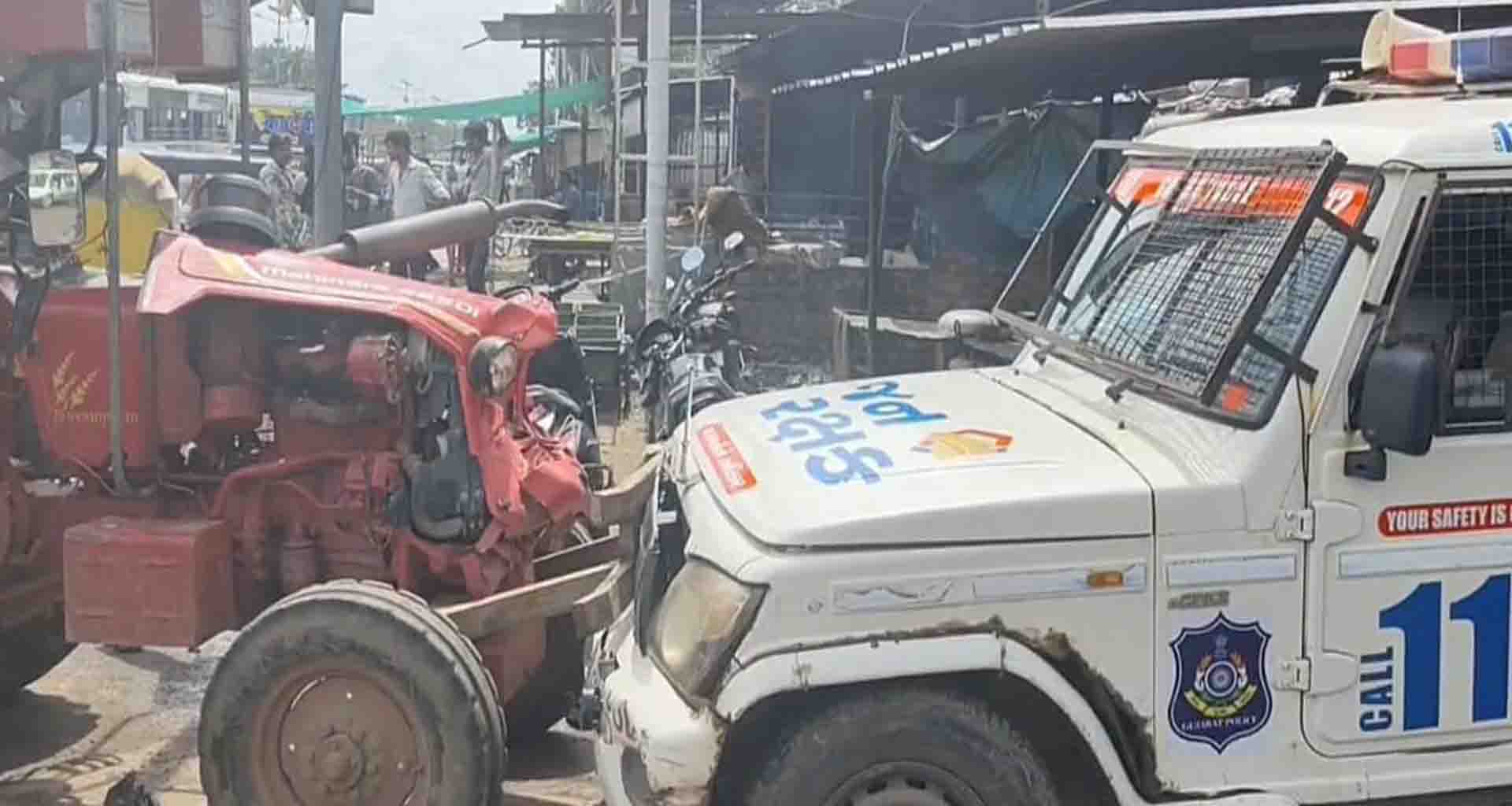 હારીજ હાઇવે પર આઈસર ચાલકે ટ્રેક્ટરને ટક્કર મારતા પોલીસ વાન અને બાઈક સાથે અથડાયું