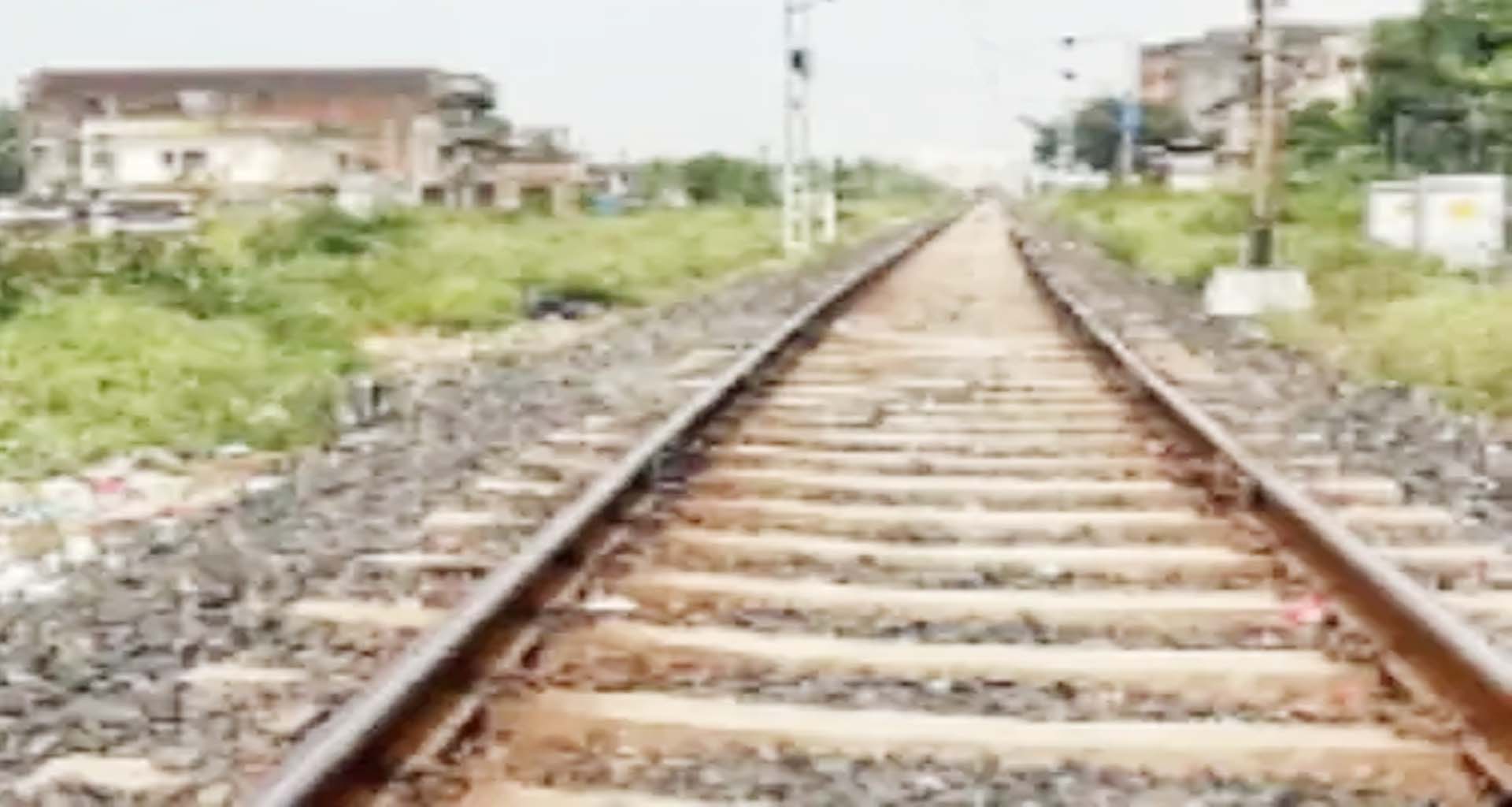 હિંમતનગર-ઉદયપુર રેલવે ટ્રેક ઉપર અસારવા-ચિત્તોડગઢ મેમુને ઉથલાવવાનો પ્રયાસ કરતાં ખળભળાટ