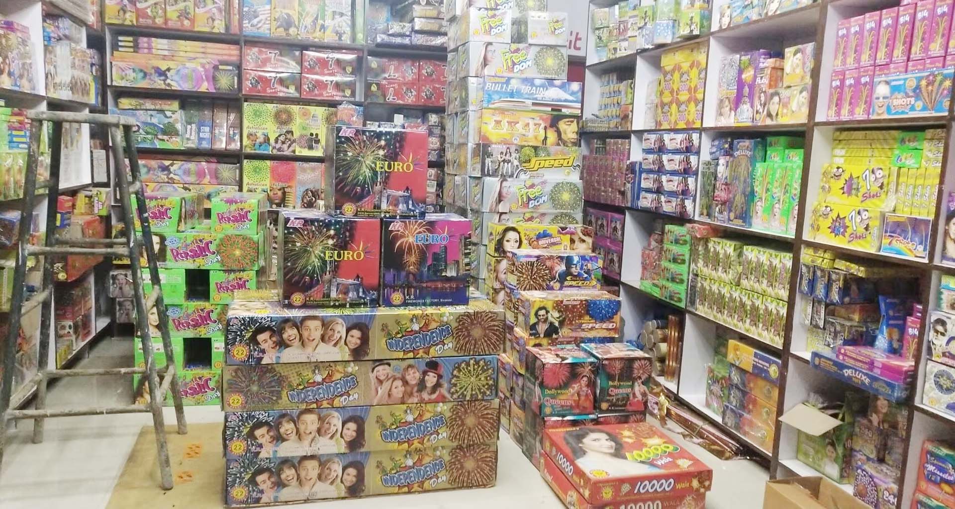 ડીસાના ભરચક બજારમાંથી ફટાકડાનો સ્ટોક હટાવવા નાયબ કલેક્ટરને આવેદનપત્ર આપ્યું