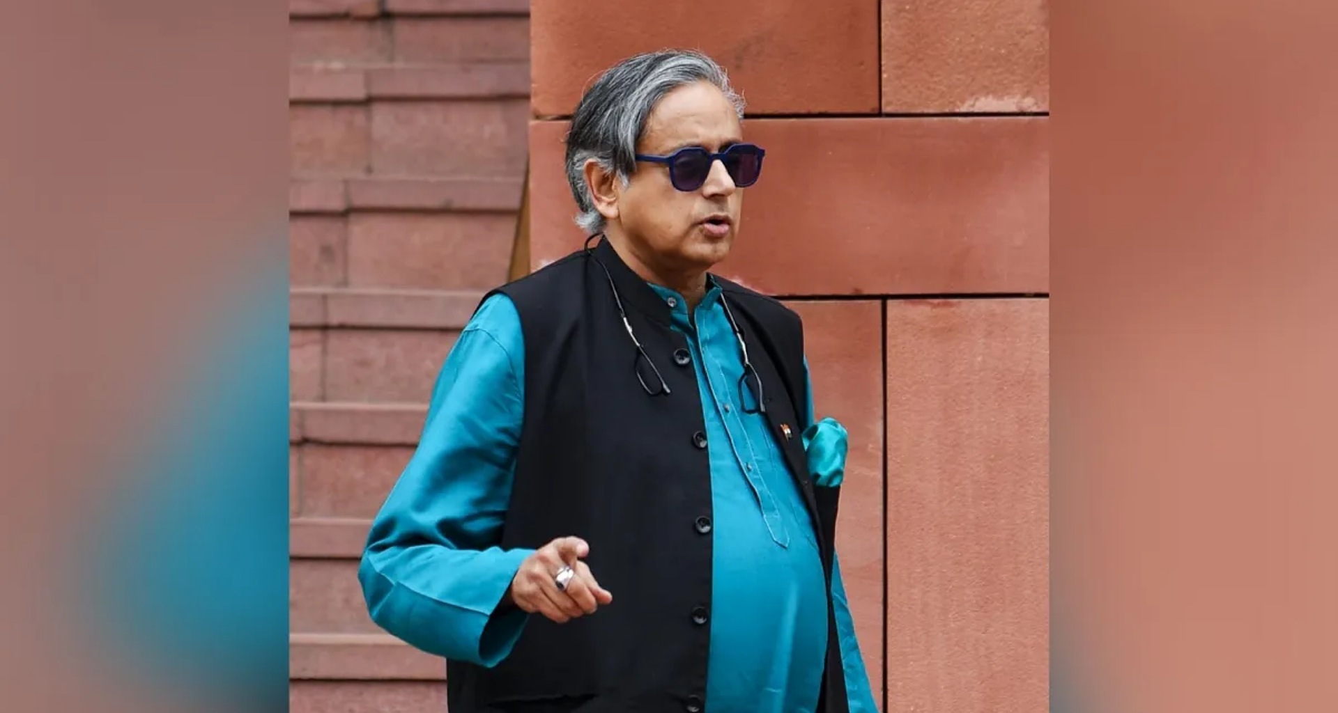 શશિ થરૂરે લાલકૃષ્ણ અડવાણીના ભરપેટ વખાણ કર્યા, કોંગ્રેસે કહ્યું 'આ તેમના અંગત વિચારો છે'