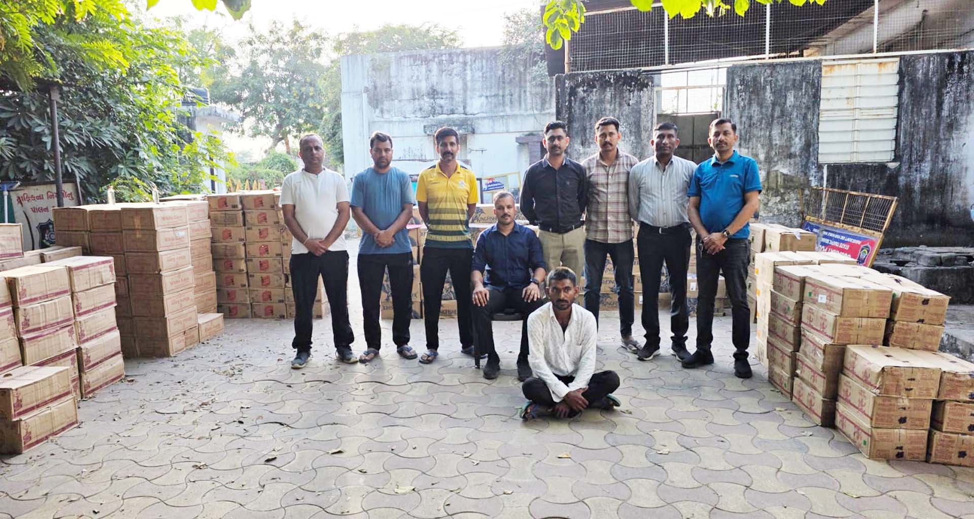 પાલનપુરના કાણોદર હાઇવે પર વિદેશી દારૂ ભરેલું ટેન્કર ઝડપાયું