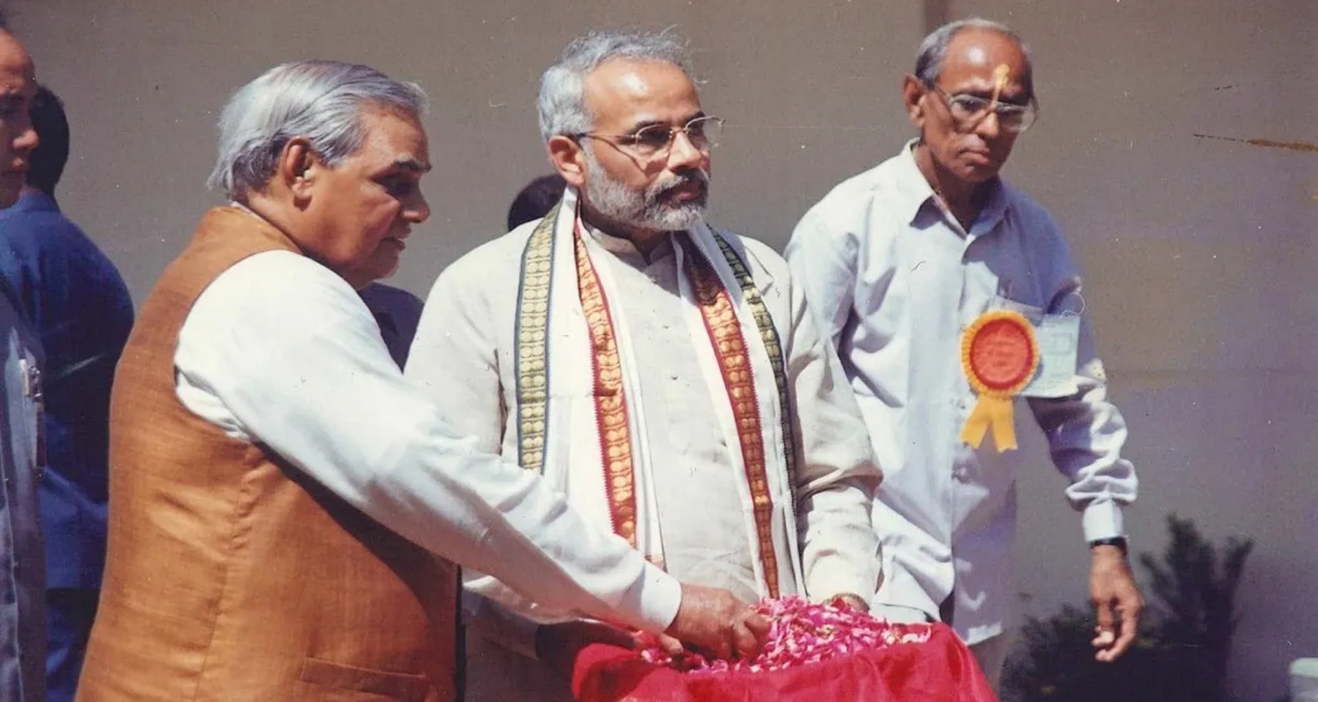 સોમનાથ મંદિરમાં શું થવાનું છે, 21 વર્ષ જૂની તસવીરો શેર કરીને પીએમ મોદીએ શું કહ્યું? જાણો...