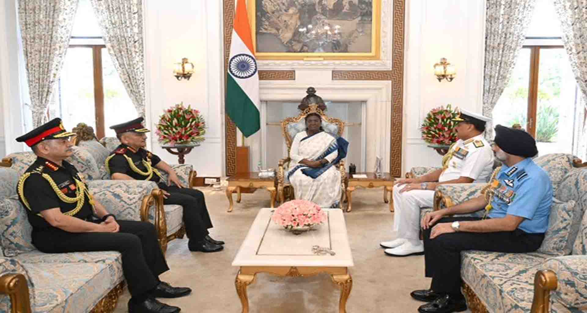 ભારતીય સેનાના ત્રણેય વડાઓ રાષ્ટ્રપતિ દ્રૌપદી મુર્મુને મળ્યા; ઓપરેશન વિશે માહિતી આપી