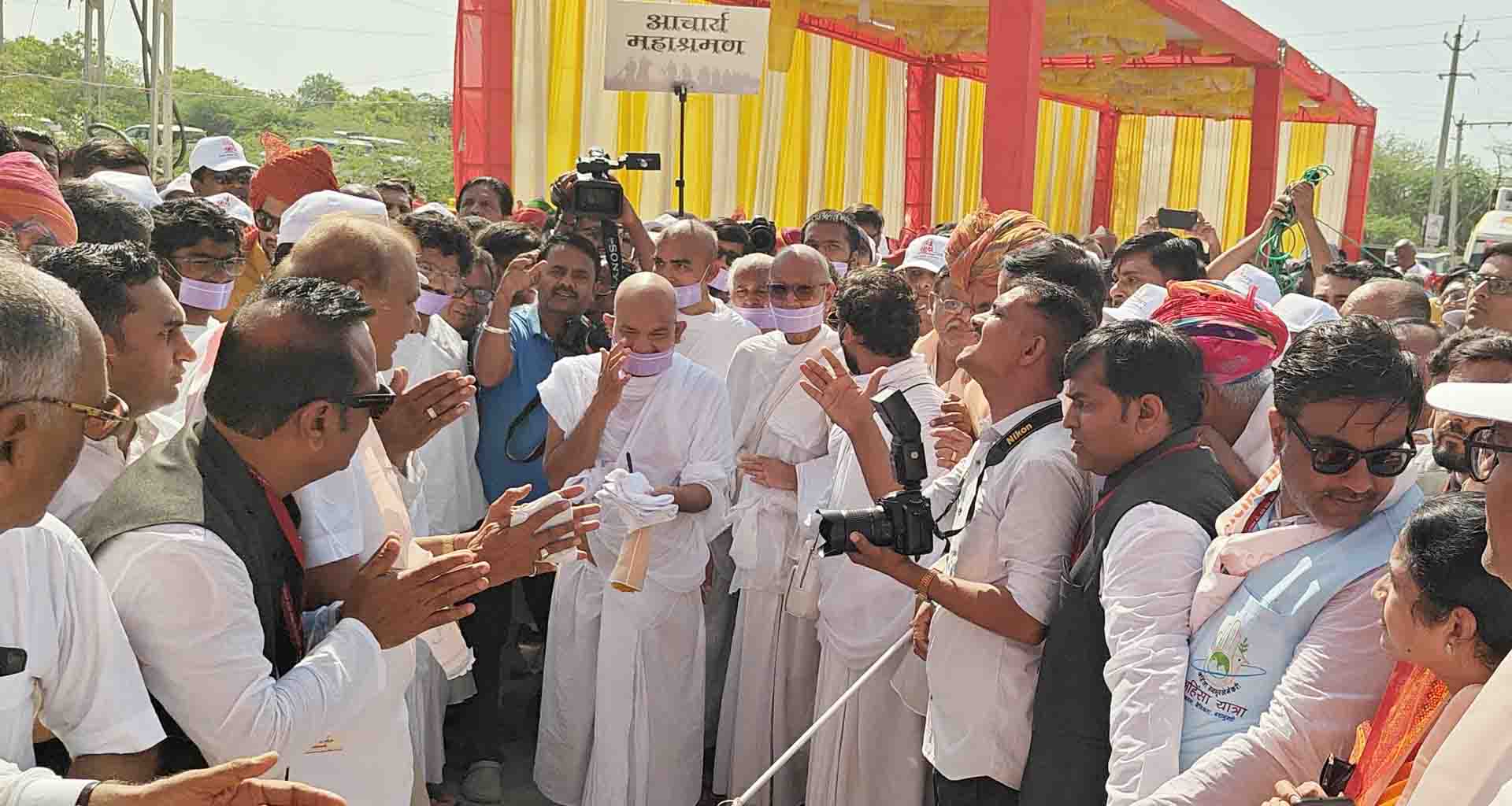 વાવમાં હજારો ભક્તોની હાજરી માં પૂ.આચાર્ય મહા શ્રમણજી નું સ્વાગત કરાયું