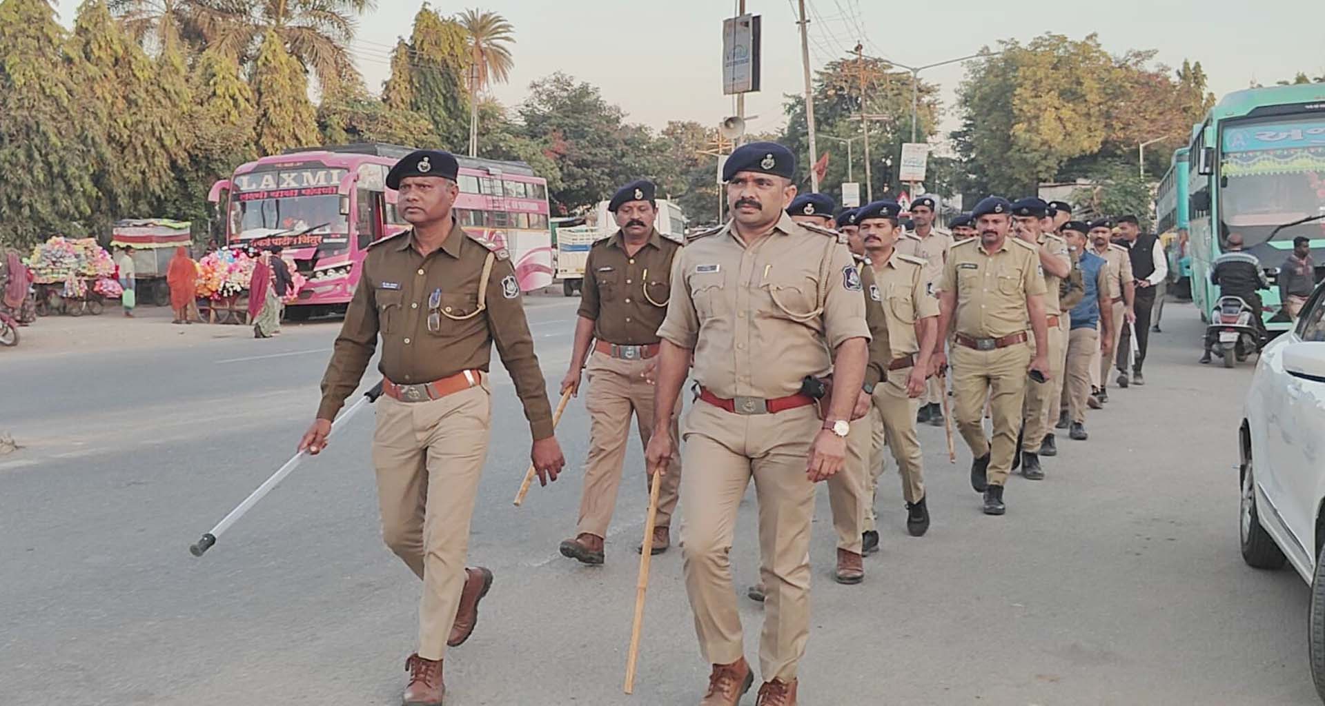 અંબાજીમાં પાડલીયા ઘટનાના સંદર્ભે પોલીસનું ફૂટ પેટ્રોલિંગ