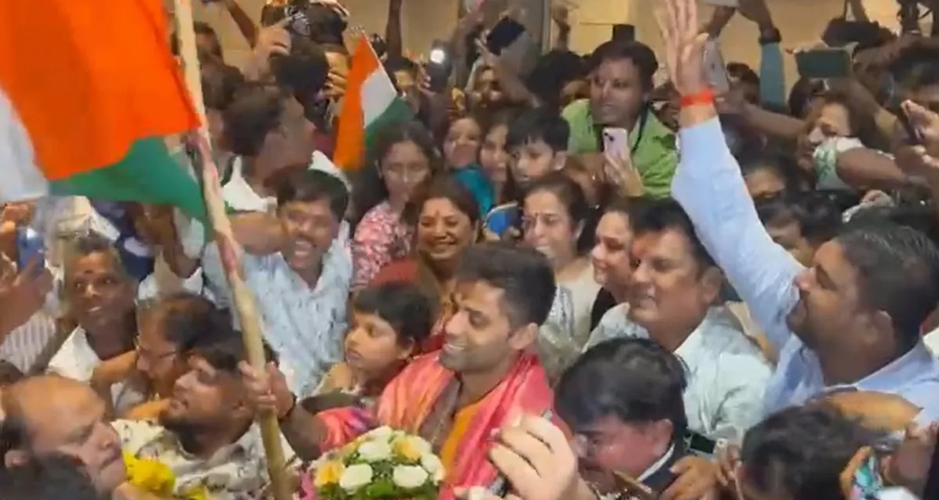 એશિયા કપ વિજેતા કેપ્ટન સૂર્યકુમાર યાદવનું મુંબઈ પહોંચતા જ ઉષ્માભર્યું સ્વાગત કરવામાં આવ્યું