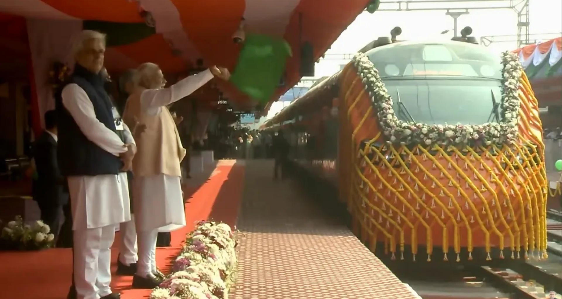 પીએમ મોદીએ દેશને આપી વંદે ભારત સ્લીપરની ભેટ, જાણો ભાડું, રૂટ, સ્ટોપેજ અને લક્ઝરી સુવિધાઓ...