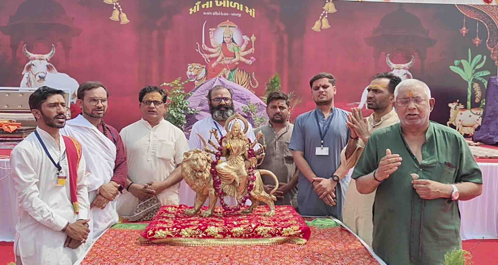 પ્લેન ક્રેશની ઘટનામાં મૃતકોની શાંતિ માટે અંબાજી મંદિરના બ્રાહ્મણો દ્વારા મંત્રોચ્ચાર સાથે શ્રદ્ધાંજલિ