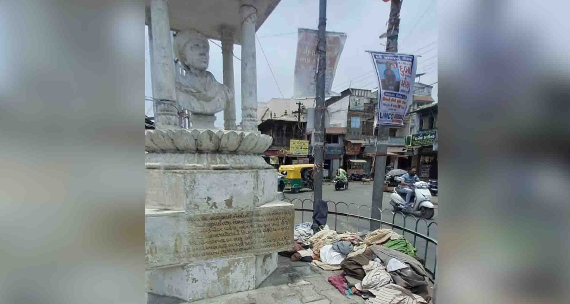પાટણના હિંગળાચાચર ચોકમાં દાતાની પ્રતિમાની ફરતે ગંદકીનું સામ્રાજ્ય