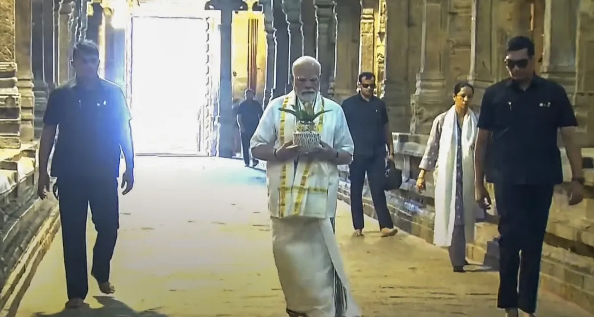 પીએમ મોદીનો તમિલનાડુમાં બીજો દિવસ, ગંગાઈકોંડા ચોલાપુરમ મંદિરમાં પૂજા-અર્ચના કરી