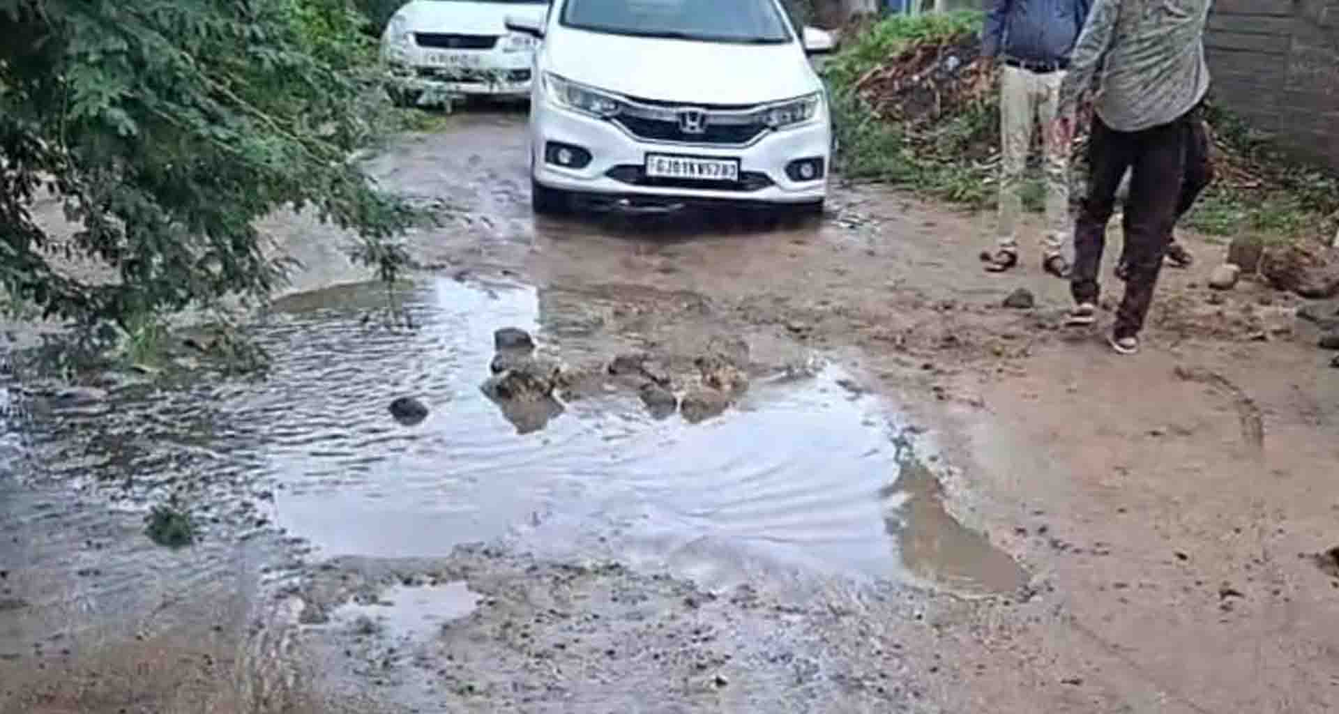 કાંકરેજ તાલુકાના કુંવારવા ગામે પાણી ભરવાના કારણે ગંદકી રોગચાળો ફેલાય તેવી શક્યતા