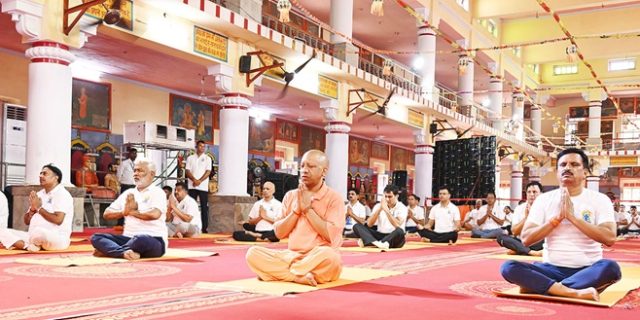 ઉત્તર પ્રદેશના મુખ્યમંત્રી યોગી આદિત્યનાથ ગોરખપુરમાં સામૂહિક યોગ સત્રમાં જોડાયા