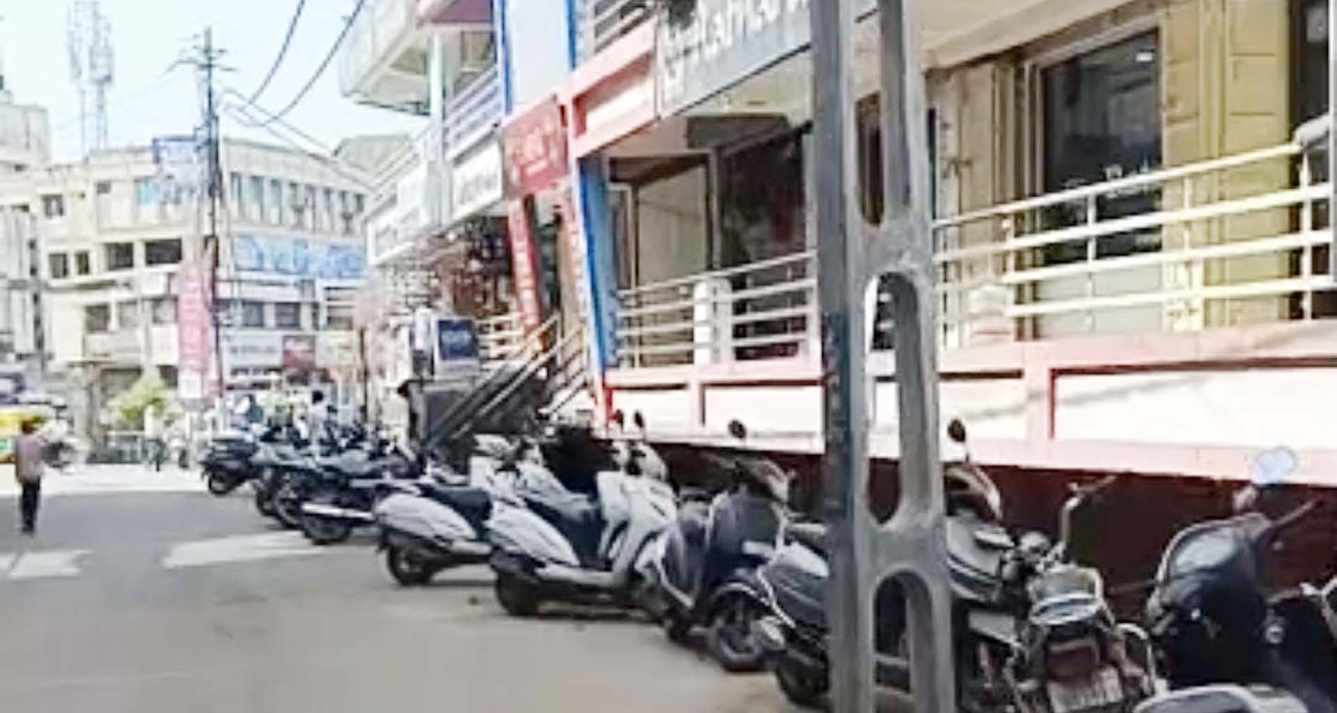 ડીસાની નેમિનાથ સોસાયટીમાં આડેધડ પાર્કિંગથી હાલાકી : તંત્રની ઢીલી નીતિ સામે રોષ