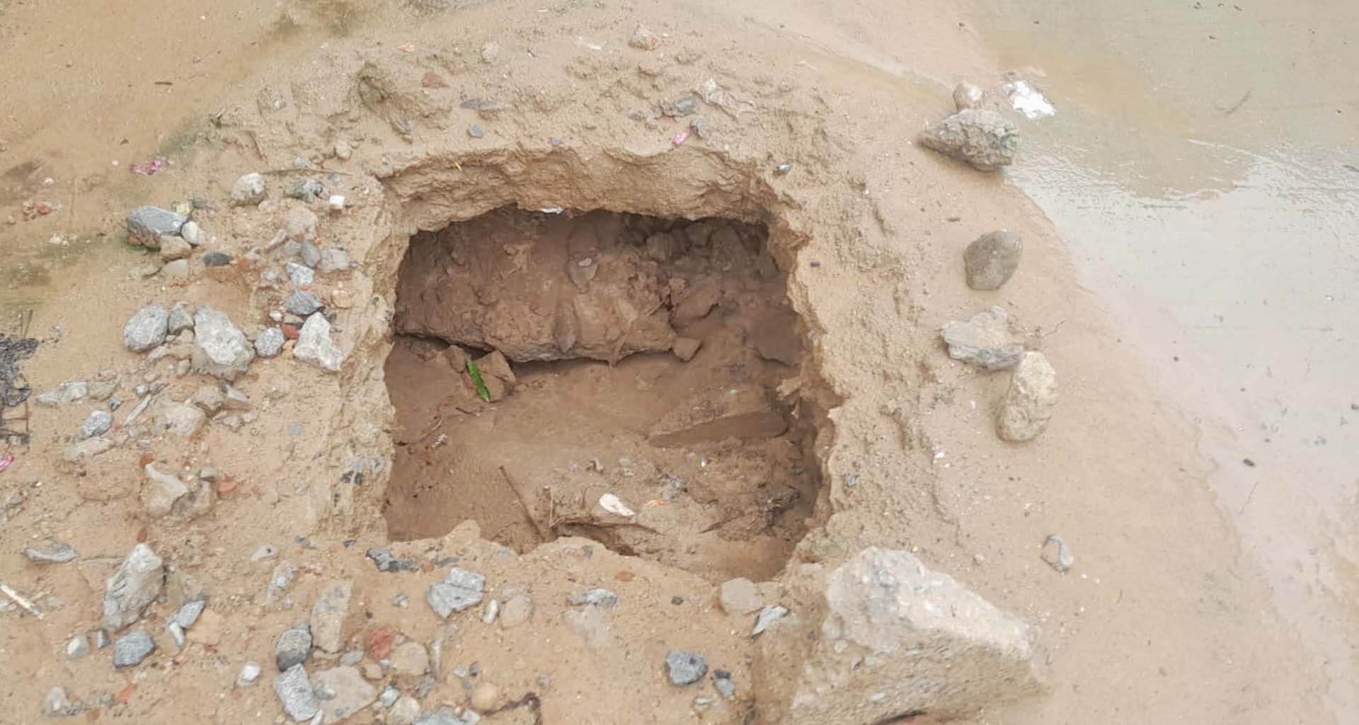 પાલનપુરના આબુ હાઇવે પર જાહેર માર્ગ પર મોટો ભૂવો પડતા પ્રજાજનો પરેશાન