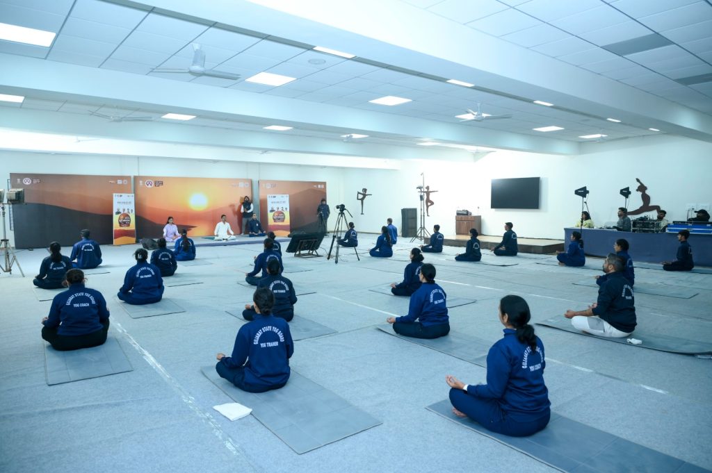 ગુજરાતમાં એક લાખથી વધુ નાગરિકોએ વર્ષ ૨૦૨૬ની પ્રથમ સૂર્ય કિરણને સૂર્ય નમસ્કાર અને ધ્યાન કરીને વધાવી