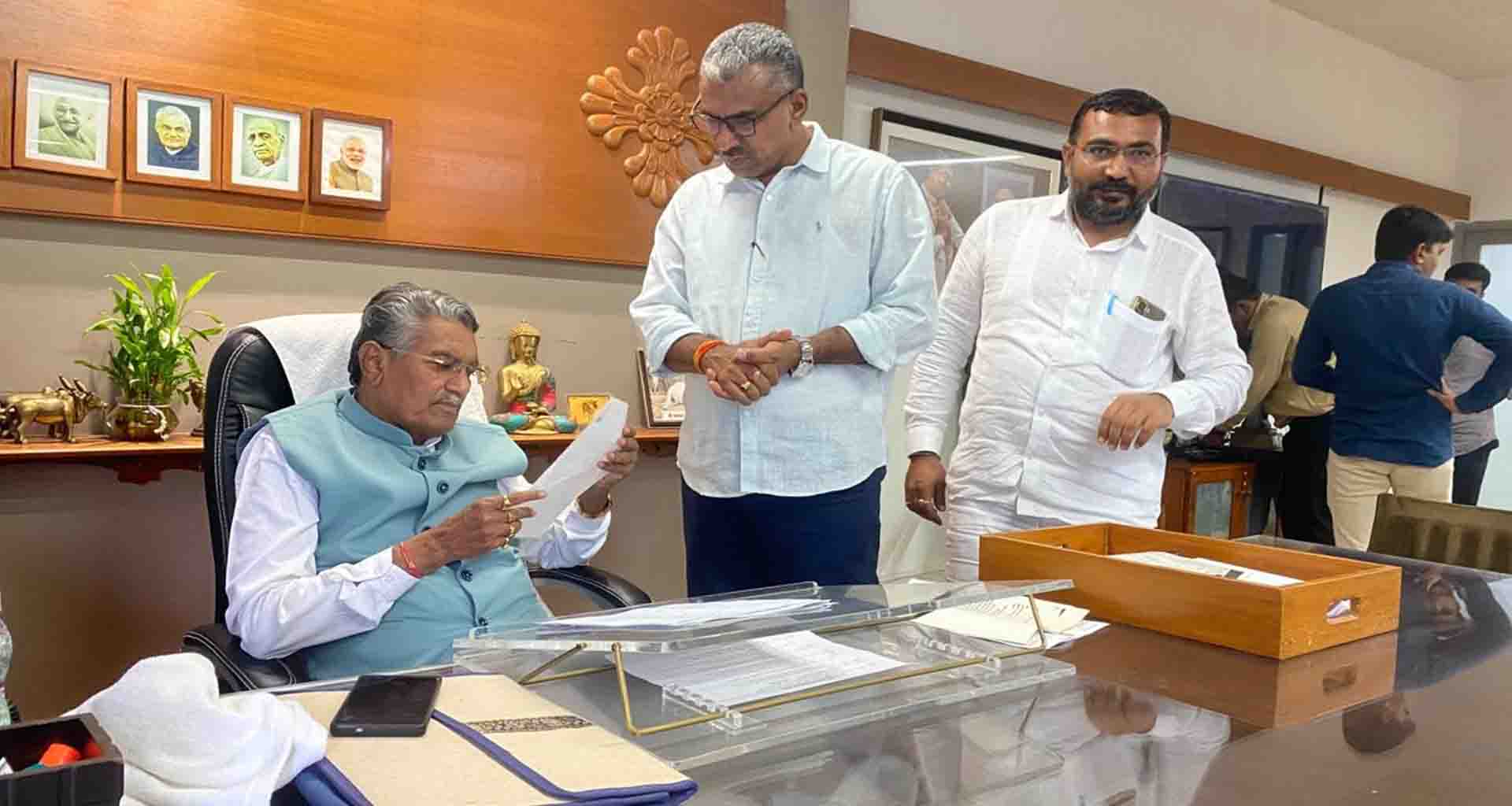 બનાસકાંઠા; ખેડૂતોને બાજરી અને મગફળીના પાકમાં થયેલા વ્યાપક નુકસાનને લઈ કૃષિ મંત્રીને રજૂઆત