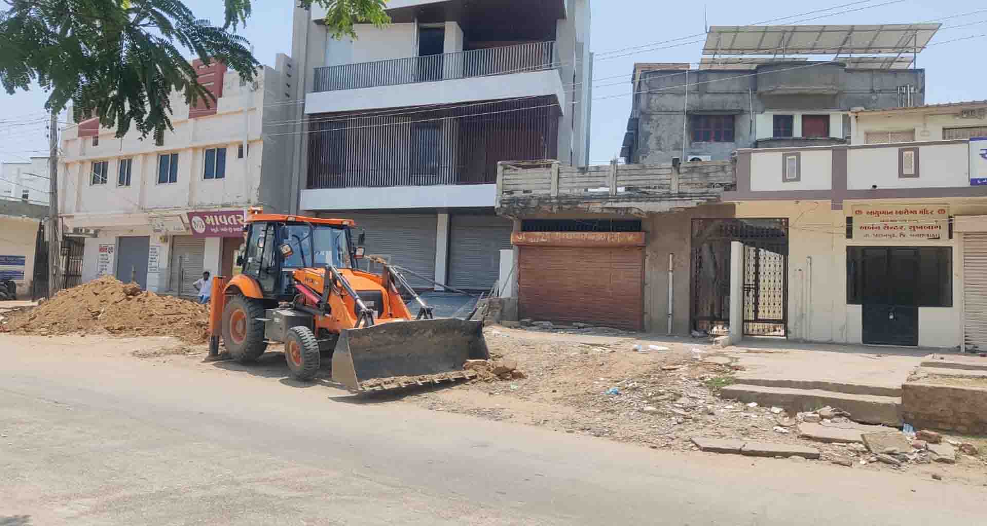 પાલનપુર નગરપાલિકા દ્વારા સુખબાગ રોડ પર ઓટલાના દબાણો દૂર કરાયા