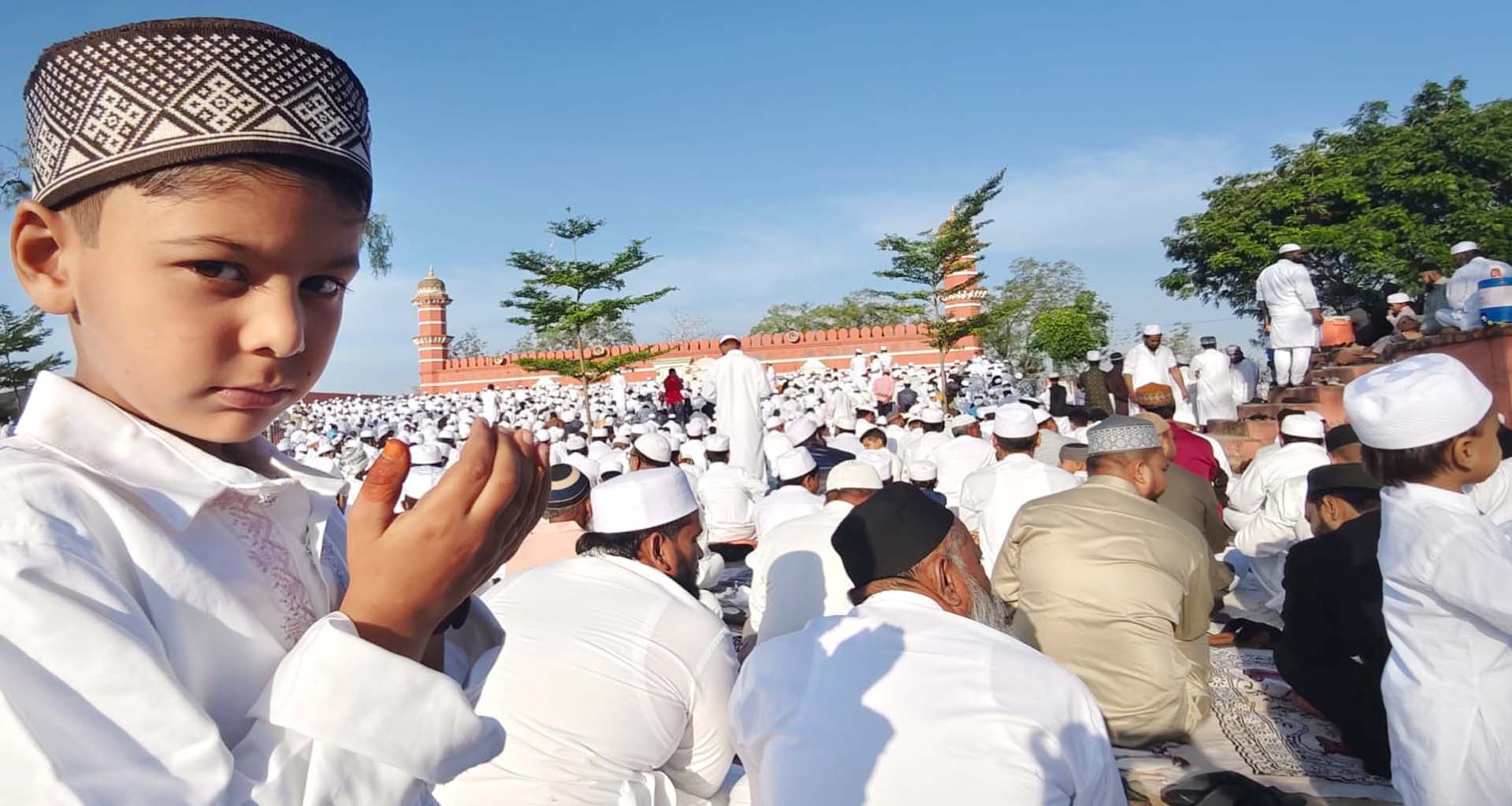 પાલનપુરમાં રમઝાન ઈદની ઉત્સાહભેર ઉજવણી: ઈદગાહ ખાતે મુસ્લિમ બિરાદરોએ 'ખુતબા'ની નમાઝ અદા કરી