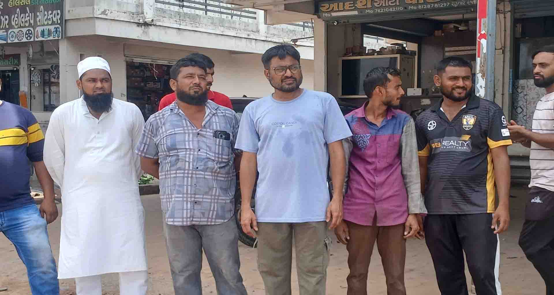 કાણોદર ગામે હાઈવે પરની દુકાનો આગળ પાણી ભરાઇ જતા વેપારીઓ પરેસાન