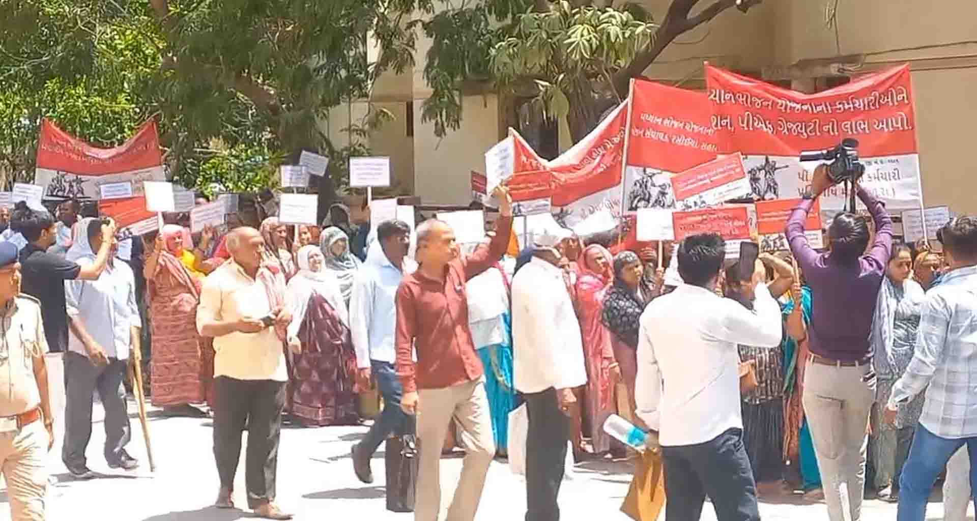 મધ્યાહન ભોજન યોજનાના ખાનગી કરણનો વિરોધ રેલી યોજી કલેકટરને આપ્યું આવેદનપત્ર