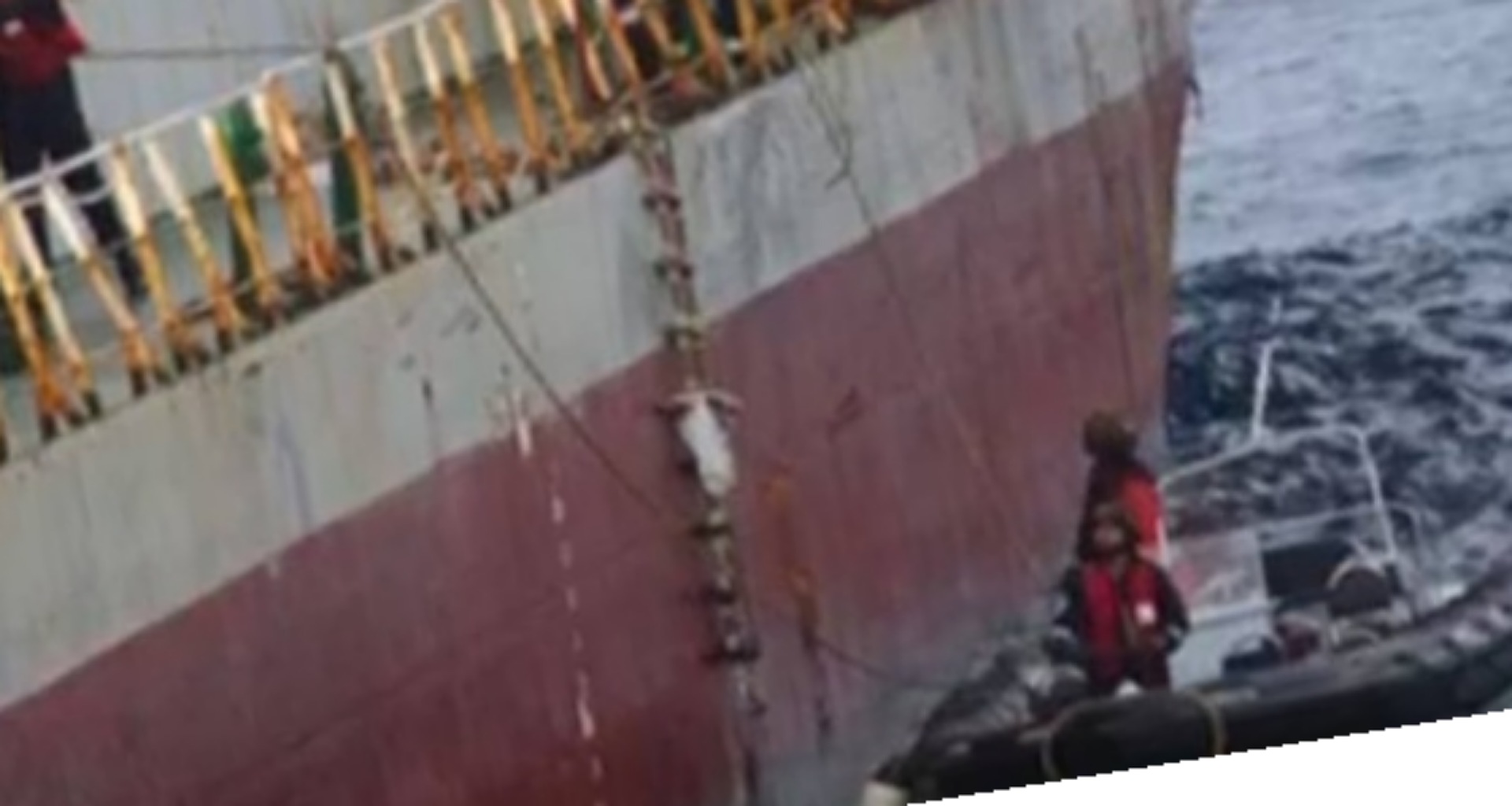 ભારતીય નૌકાદળનો સમુદ્રી બચાવ: જહાજમાં આગ લાગવાથી ૧૪ ભારતીય મૂળના ક્રૂ સભ્યોનો બચાવ થયો