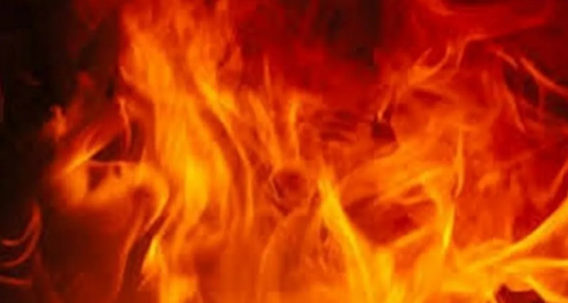 રાજધાની લખનૌમાં એક મોટી ઘટના બની, જ્યાં મુખ્યમંત્રીના નિવાસસ્થાન પાસે એક વ્યક્તિએ આત્મહત્યાનો પ્રયાસ કર્યો