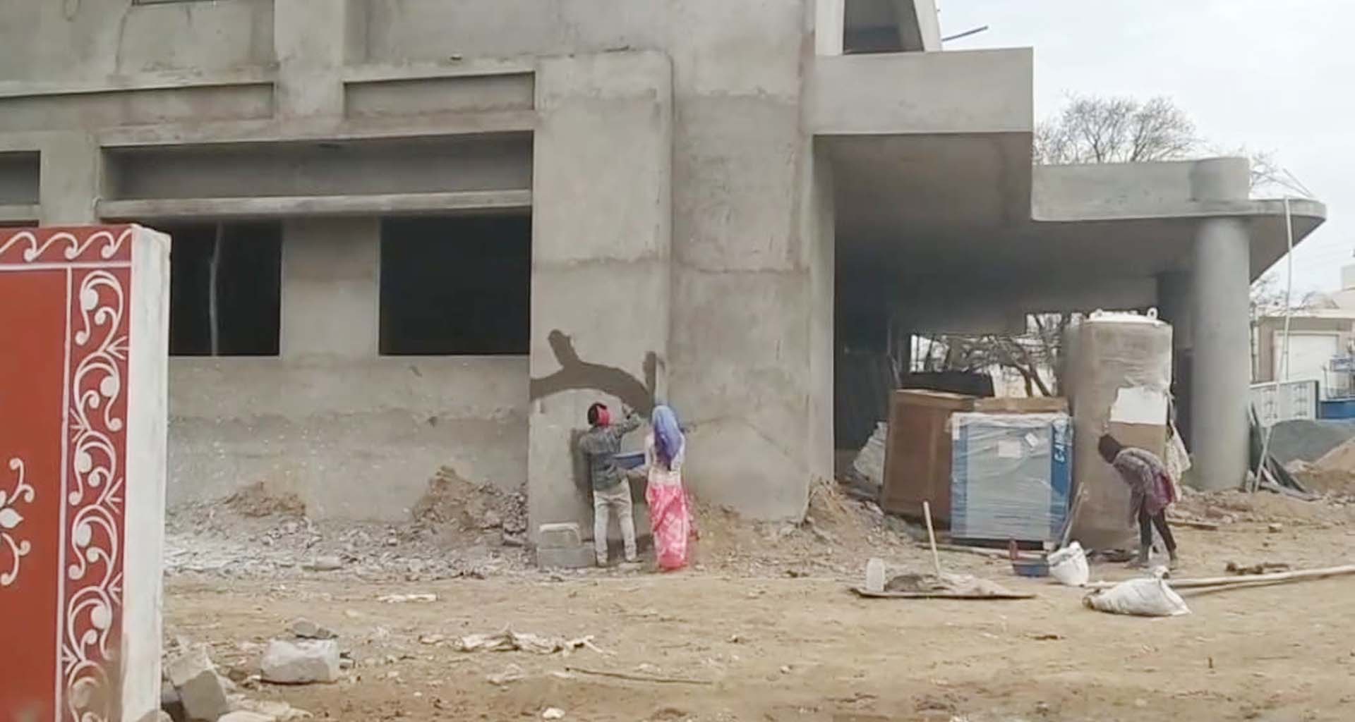 થરાદ સિવિલમાં ભ્રષ્ટાચારનો ‘થીગડા’ પ્રોગ્રામ : નબળી કામગીરી છુપાવવા કોન્ટ્રાક્ટર દ્વારા ઉતાવળે સમારકામ શરૂ