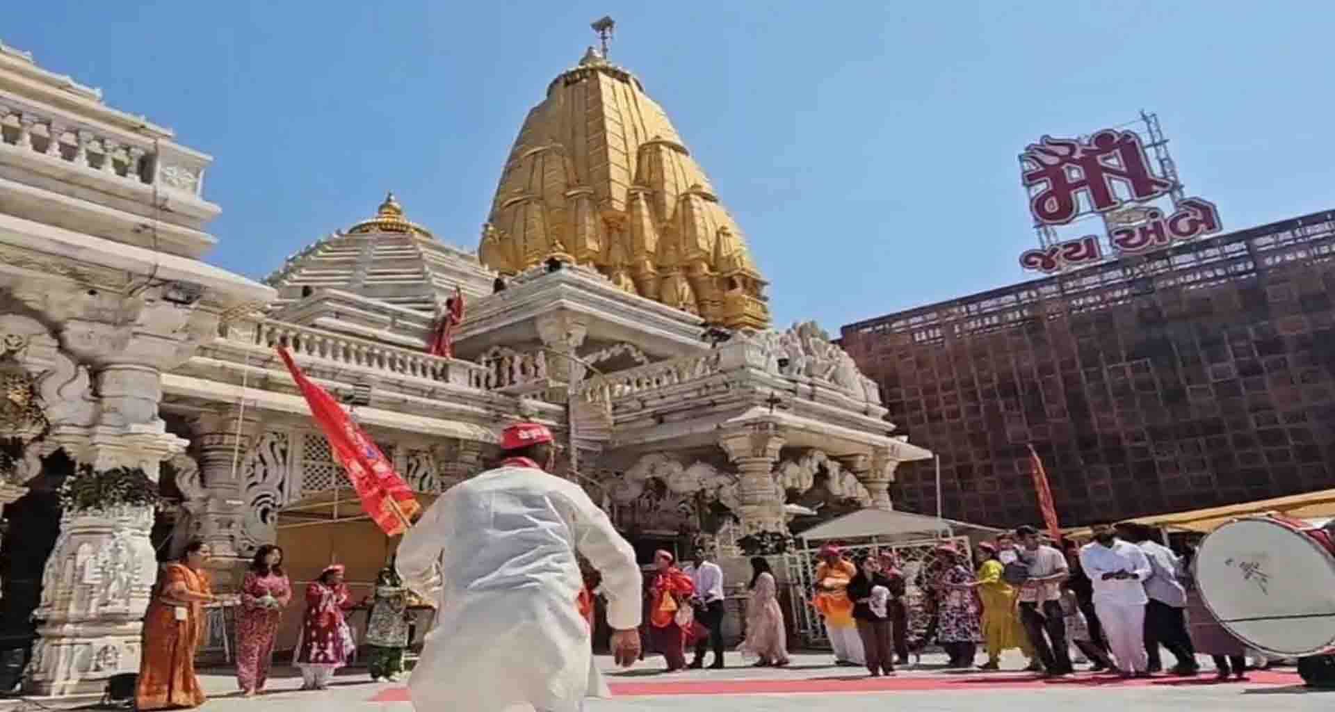 યાત્રાધામ અંબાજી શિખર પર ધજા અર્પણ કરી માતાજીની વિશેષ આરાધના