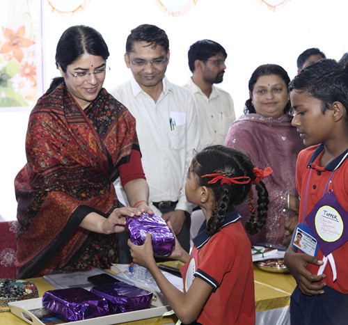 મુખ્યમંત્રીશ્રીનાં અધિક અગ્ર સચિવ શ્રીમતી અવંતિકા સિંઘે રામદેવપીરજી ટેકરા મ્યુનિ. શાળાની આંગણવાડીમાં 10, બાલવાટિકામાં 28 અને ધોરણ 1માં 07 ભૂલકાંઓનો શાળા પ્રવેશ કરાવ્યો