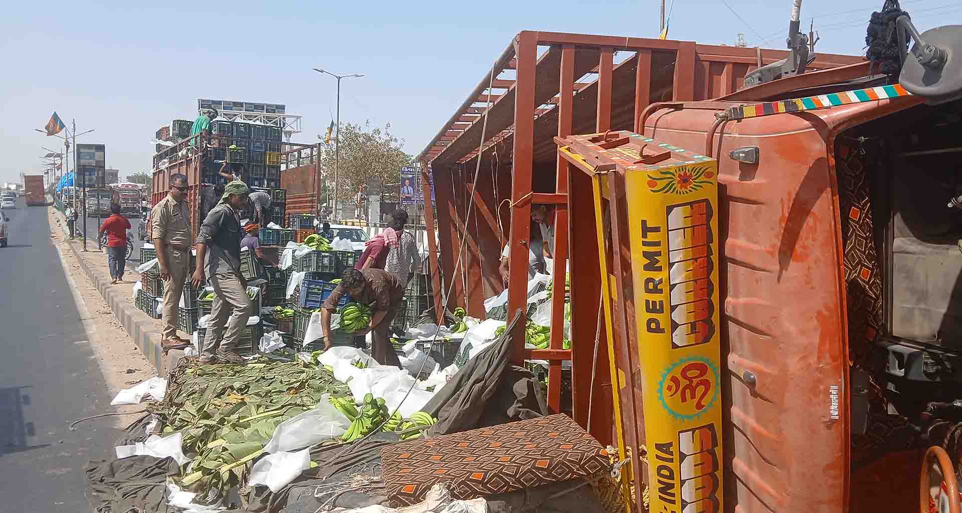 પાલનપુરના એરોમા સર્કલ પર કેળા ભરેલી ટ્રક પલ્ટી જતાં ટ્રાફિક ચક્કાજામ