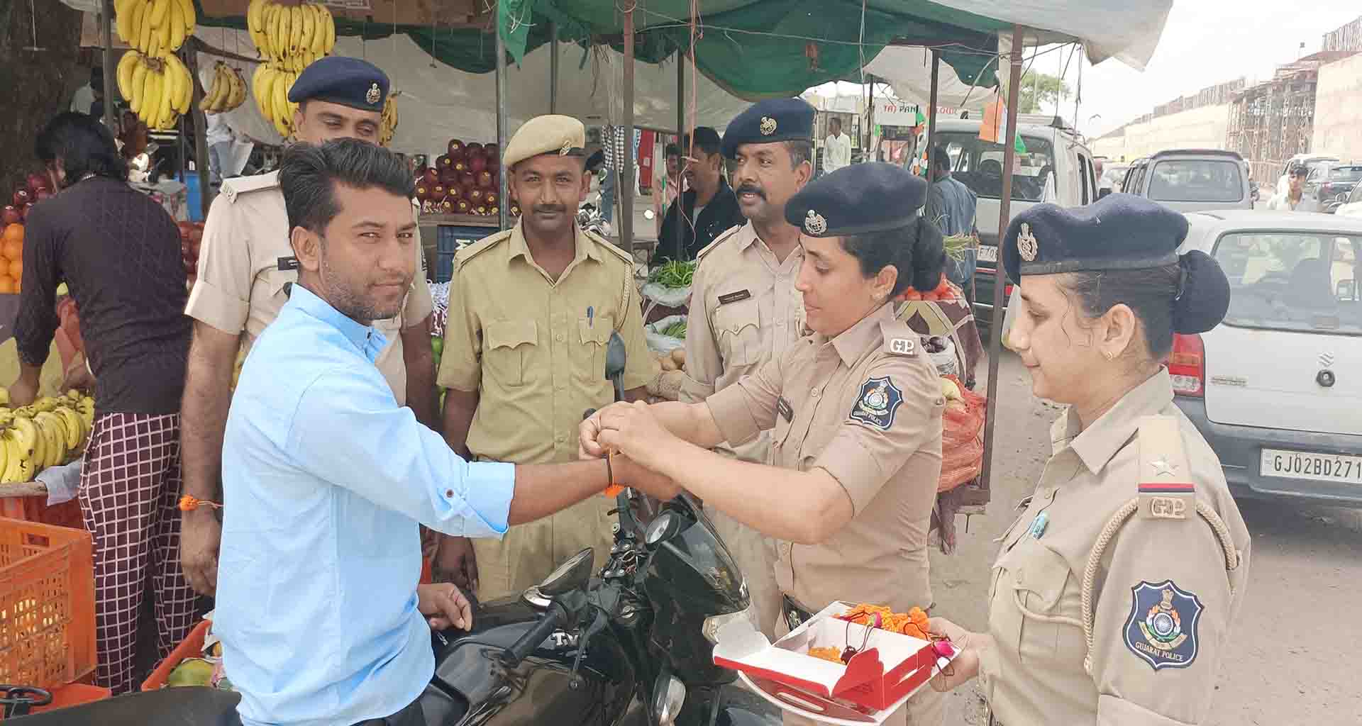 છાપી; હેલ્મેટ વગર બાઇક હંકારતા ચાલકો ને રાખડી બાંધી મોં મીઠું કરાવી હેલ્મેટ પહેરવા જણાવ્યું