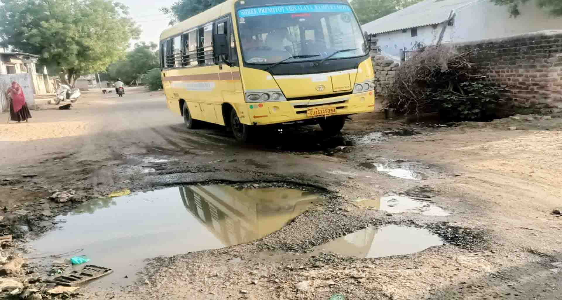 જડિયા થી ઝાડી શેરા રોડ રસ્તા ખરાબ હાલતમાં, સ્થાનિકો નવા રોડની માંગ