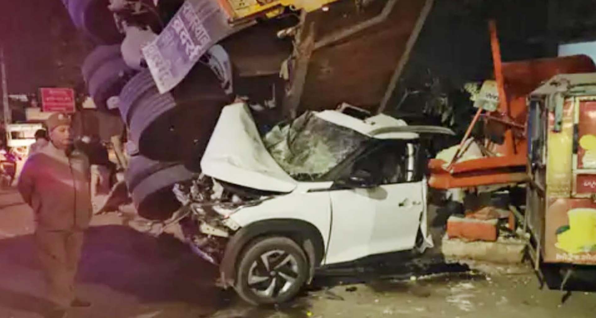 સિદ્ધપુર હાઈવે પર મોડી રાત્રે ગમખ્વાર અકસ્માત સર્જાતા કારનો કચ્ચરઘાણ